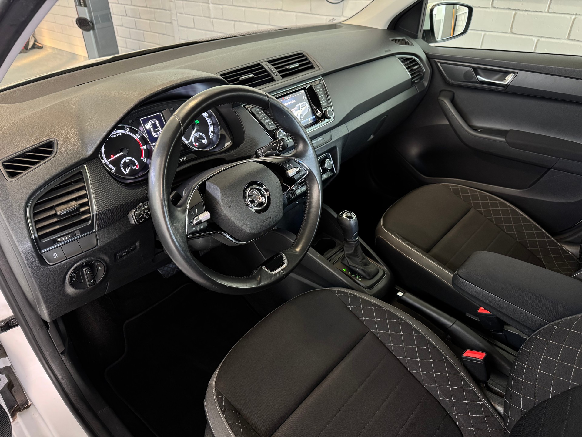 SKODA Fabia 1.0 TSI Ambition DSG-image-4