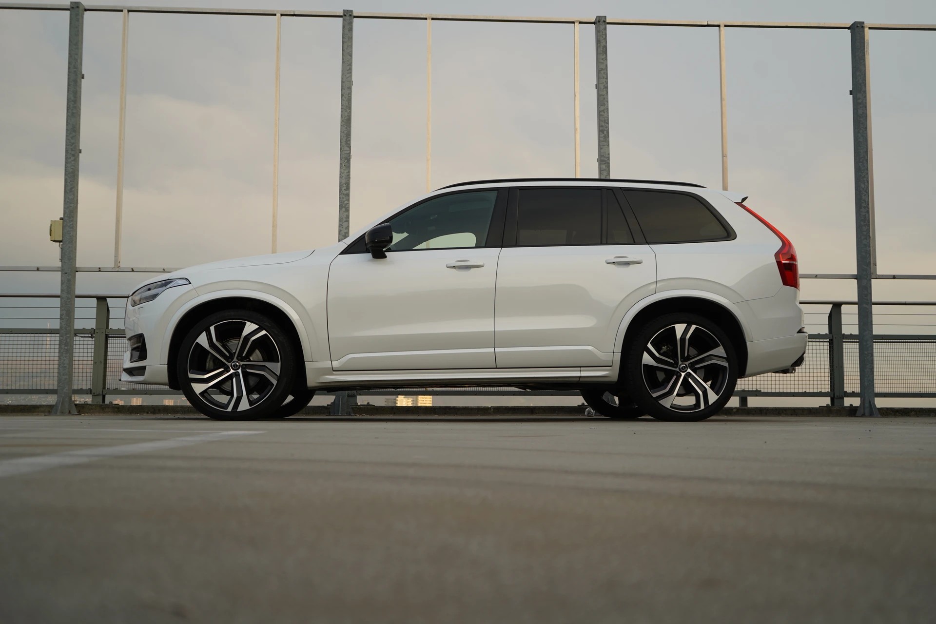 VOLVO XC90 B5 DIESEL MILD HYBRID AWD R-DESIGN GEARTRONIC l 235 PS-image-1