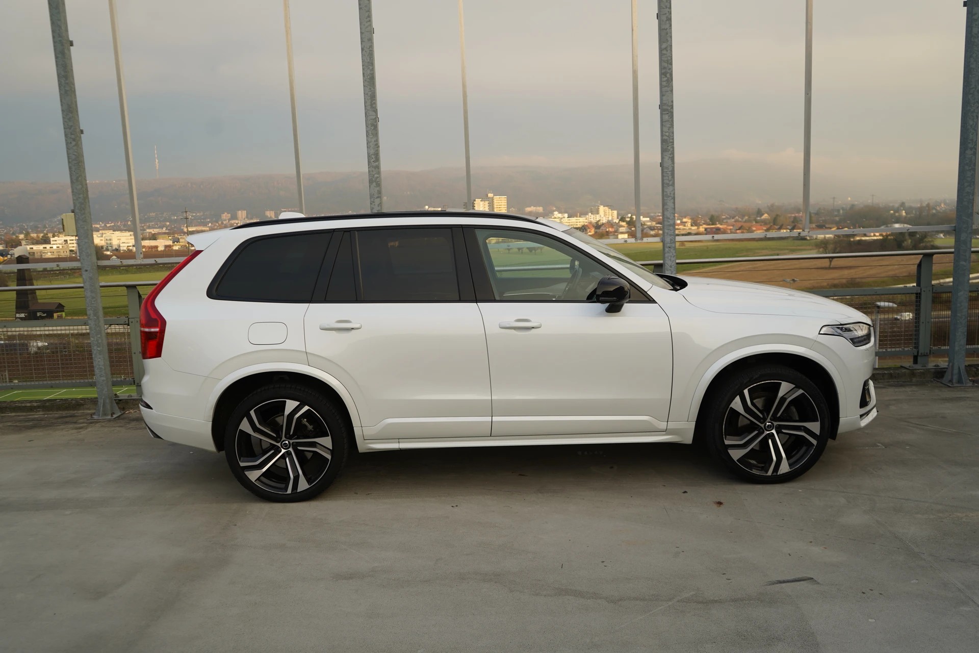 VOLVO XC90 B5 DIESEL MILD HYBRID AWD R-DESIGN GEARTRONIC l 235 PS-image-4