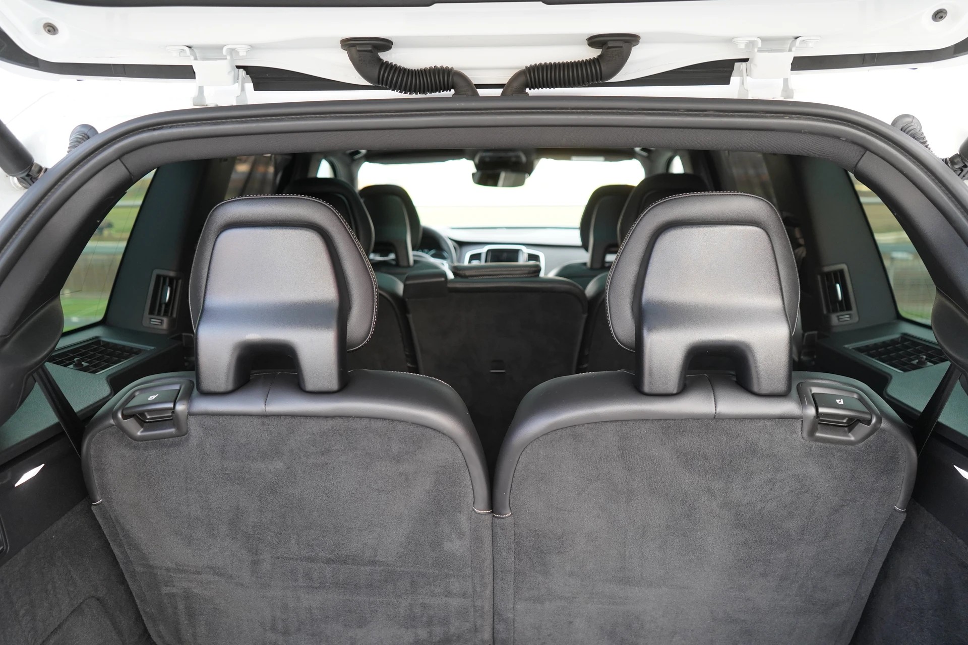 VOLVO XC90 B5 DIESEL MILD HYBRID AWD R-DESIGN GEARTRONIC l 235 PS-image-28