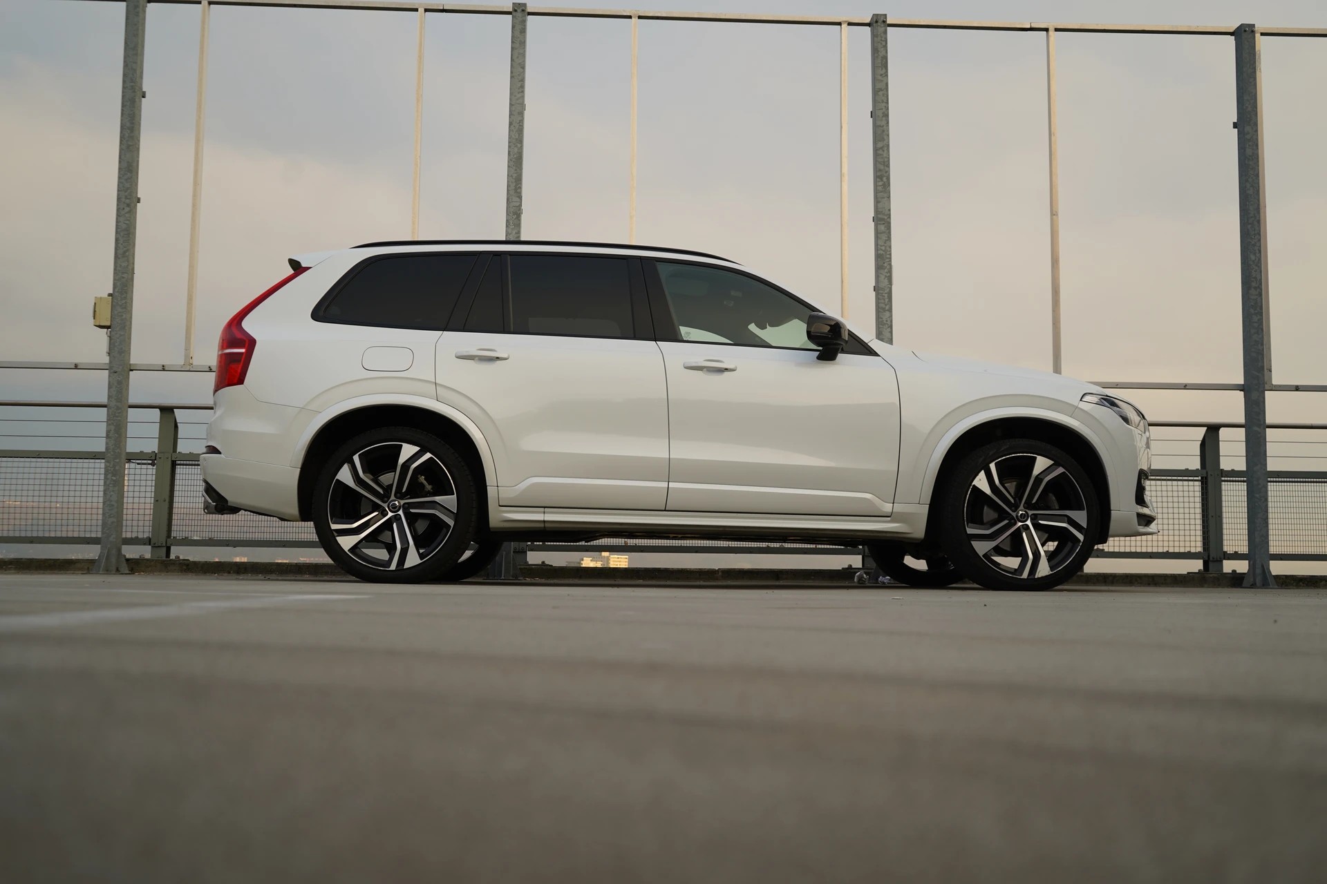 VOLVO XC90 B5 DIESEL MILD HYBRID AWD R-DESIGN GEARTRONIC l 235 PS-image-2