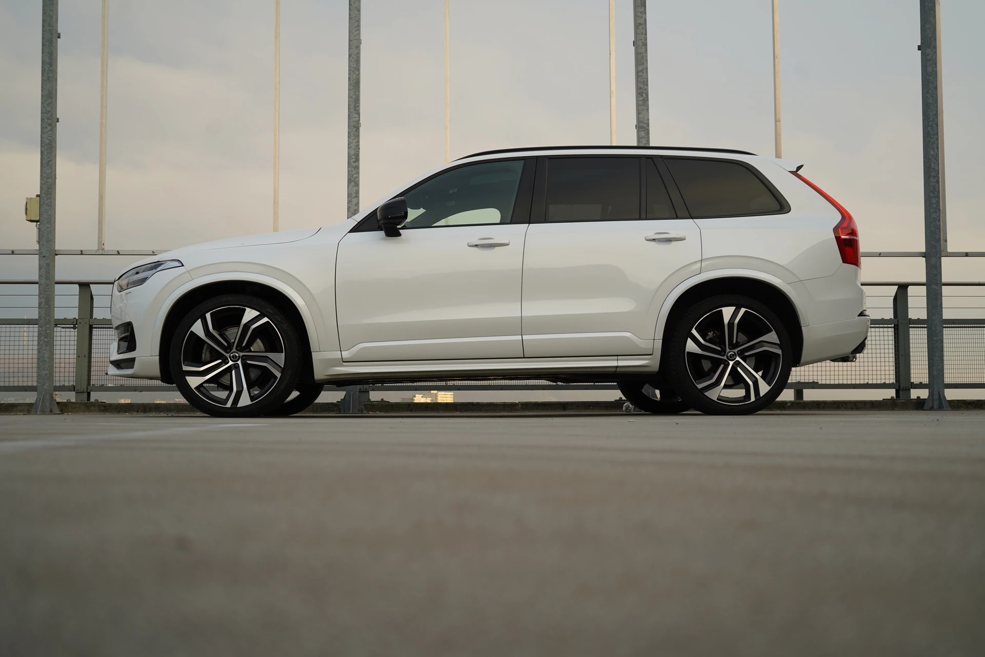 VOLVO XC90 B5 DIESEL MILD HYBRID AWD R-DESIGN GEARTRONIC l 235 PS-image-3