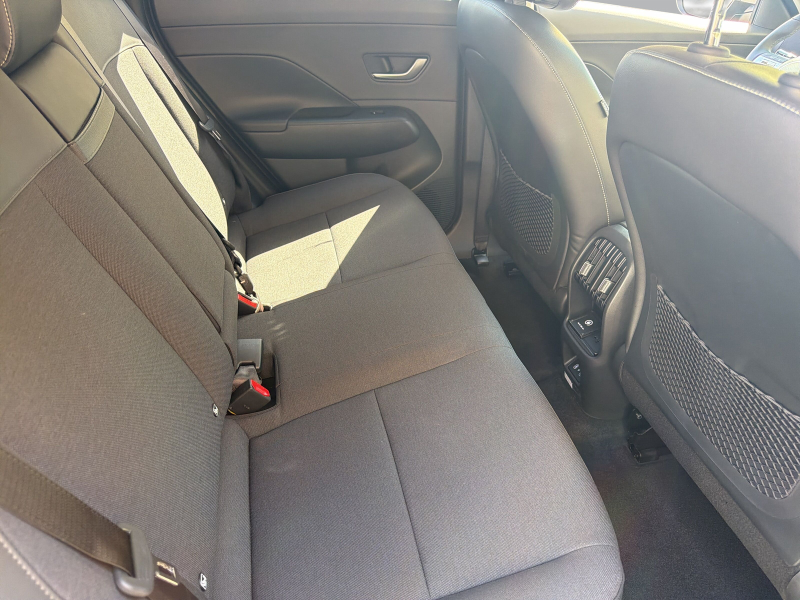 HYUNDAI Kona EV 65.4 kWh Amplia-image-14