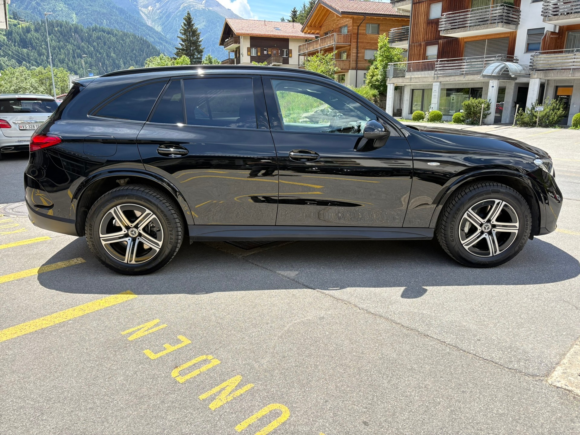 MERCEDES-BENZ GLC 300 e 4M 9G-Tronic-showroom-element-3