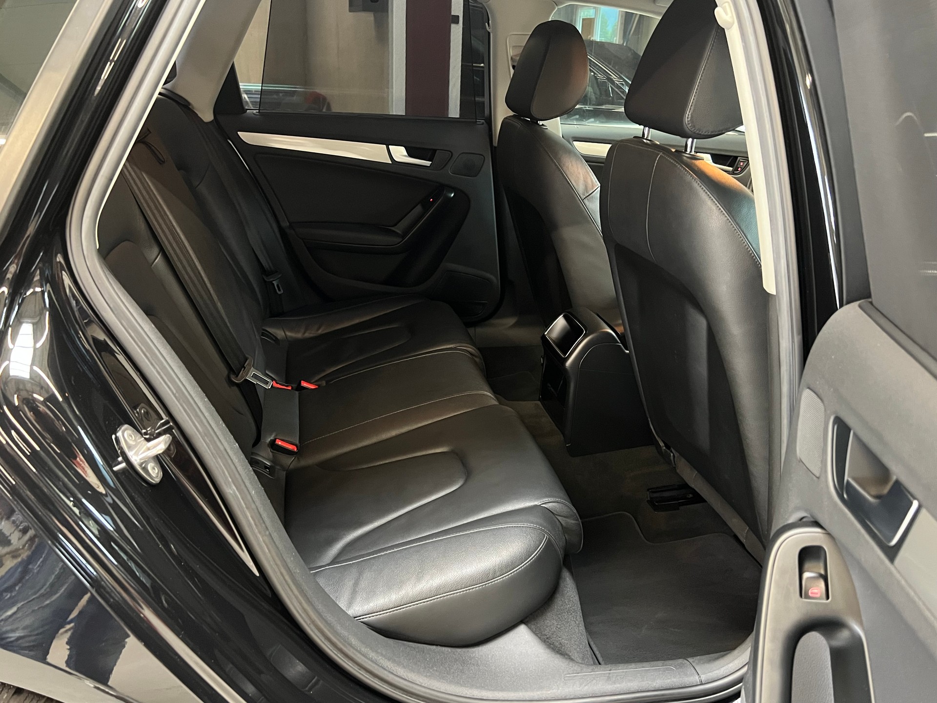 AUDI A4 Avant 2.0 TDI-image-15