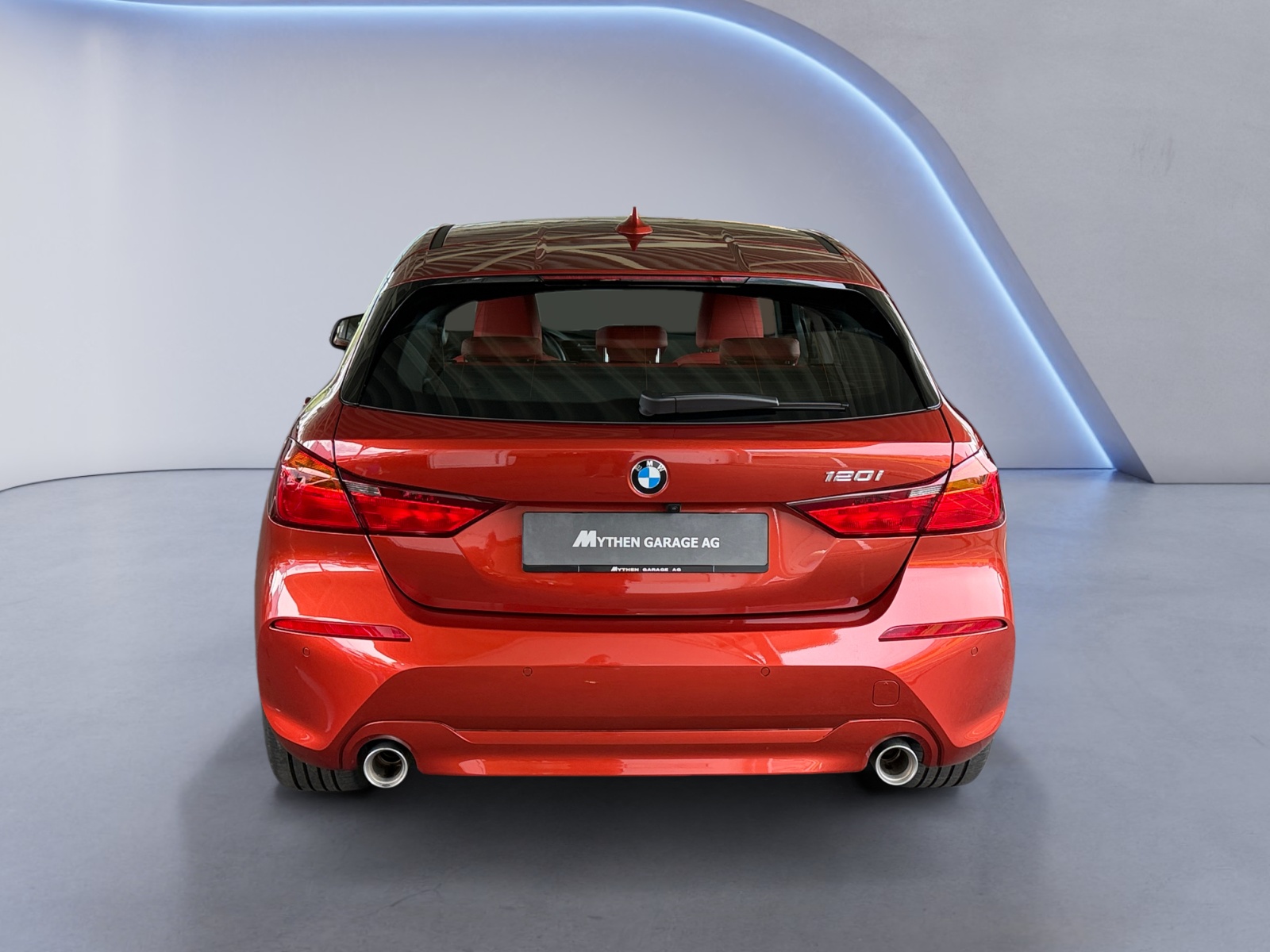 BMW 120i-showroom-element-3