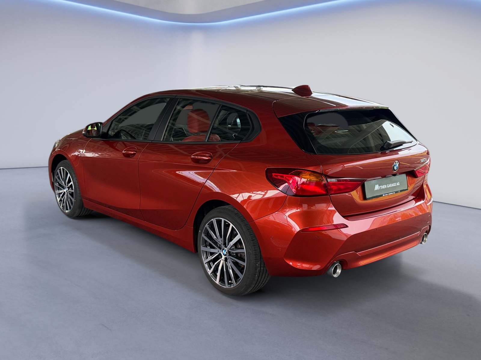BMW 120i-showroom-element-2