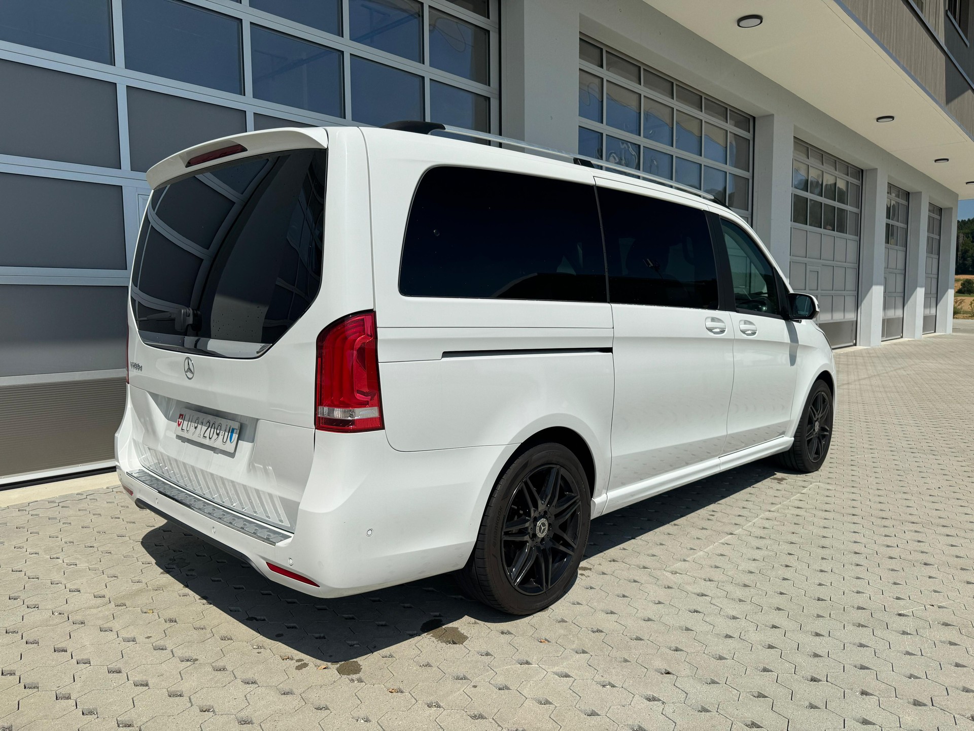 MERCEDES-BENZ V 250 d Edition Lang AMG-Line 7G-Tronic-image-12