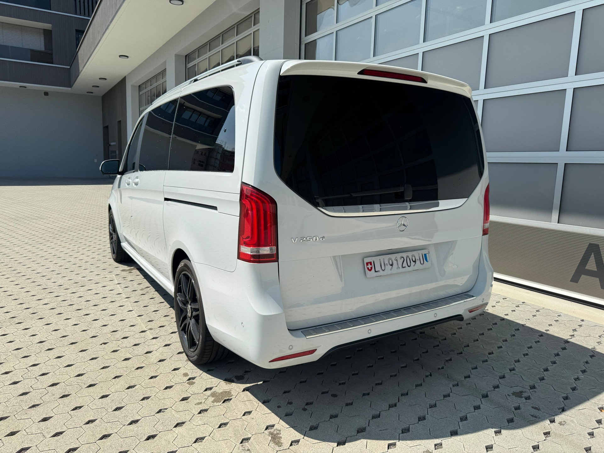MERCEDES-BENZ V 250 d Edition Lang AMG-Line 7G-Tronic-image-7