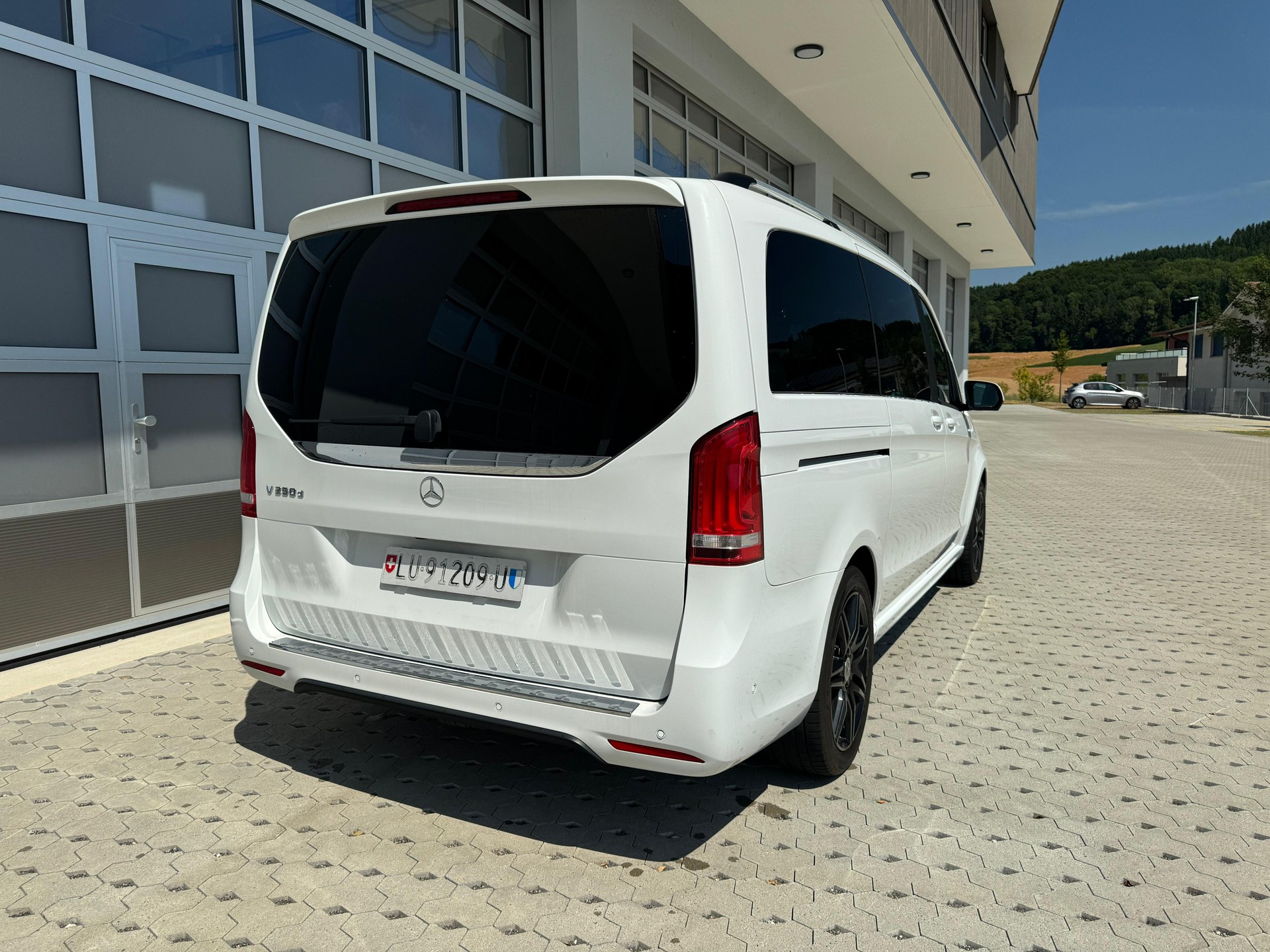MERCEDES-BENZ V 250 d Edition Lang AMG-Line 7G-Tronic-image-11