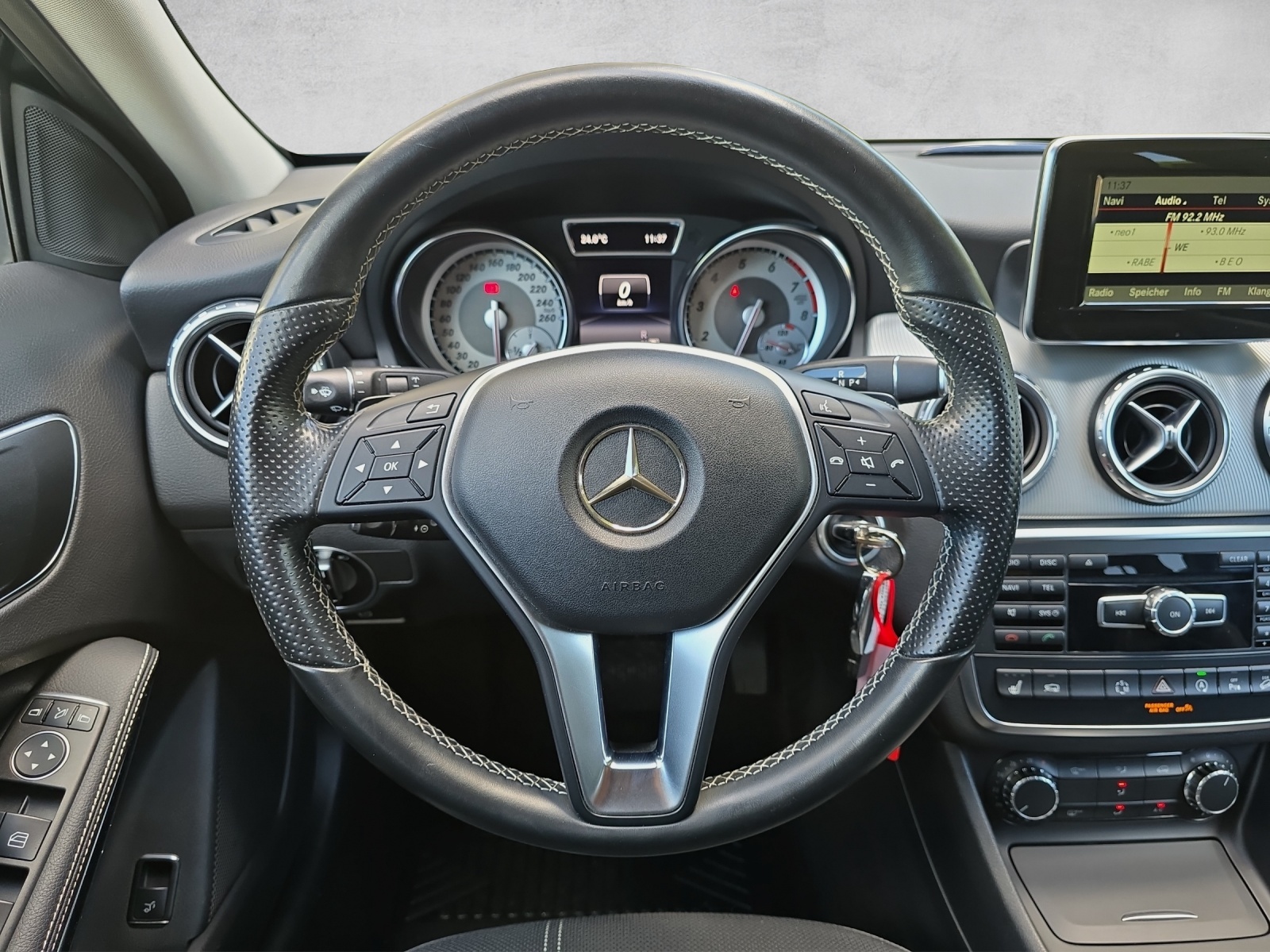 MERCEDES-BENZ GLA 250 Urban 4Matic 7G-DCT-image-11