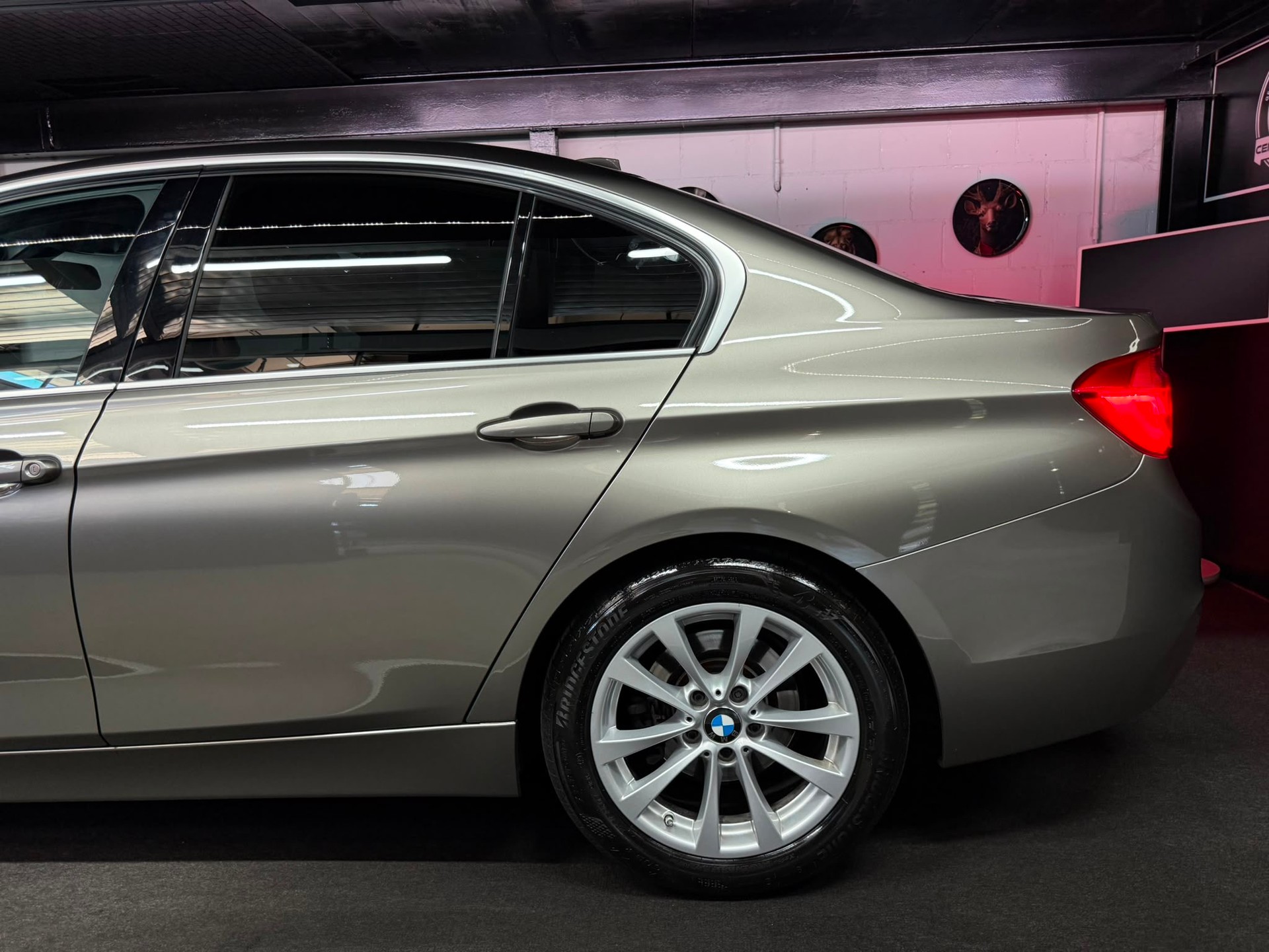 BMW 320i Sport Line Steptronic-showroom-element-3