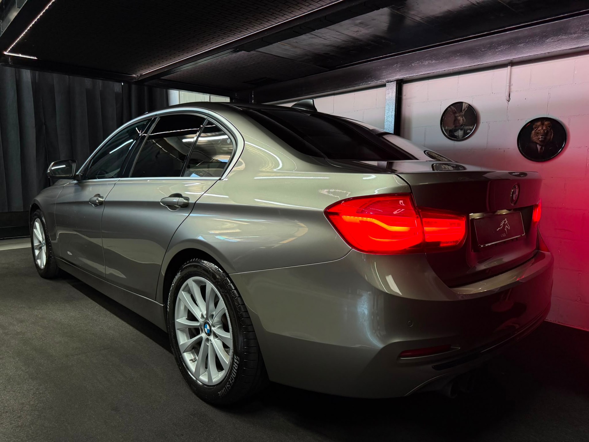 BMW 320i Sport Line Steptronic-showroom-element-1