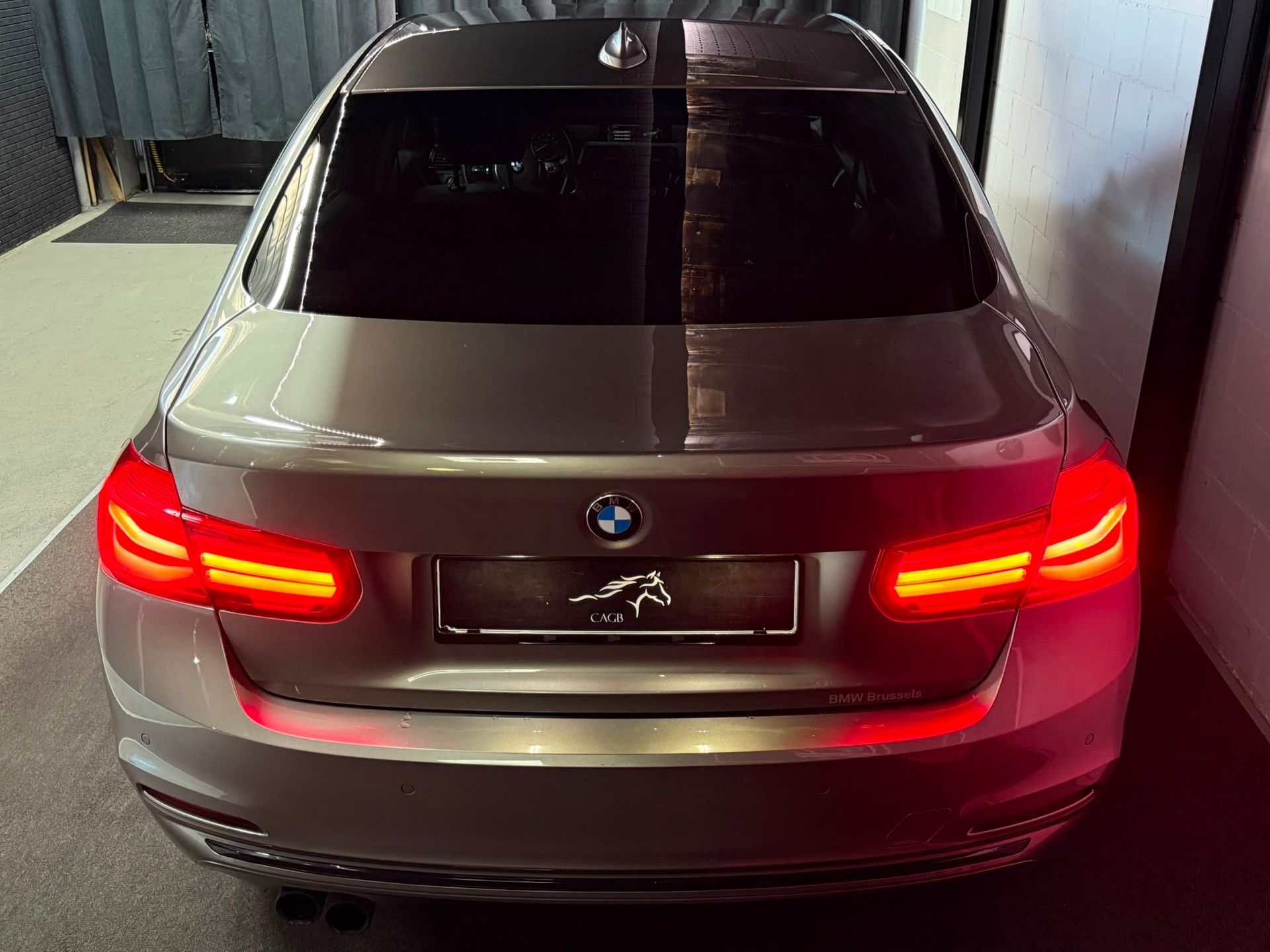 BMW 320i Sport Line Steptronic-image-13