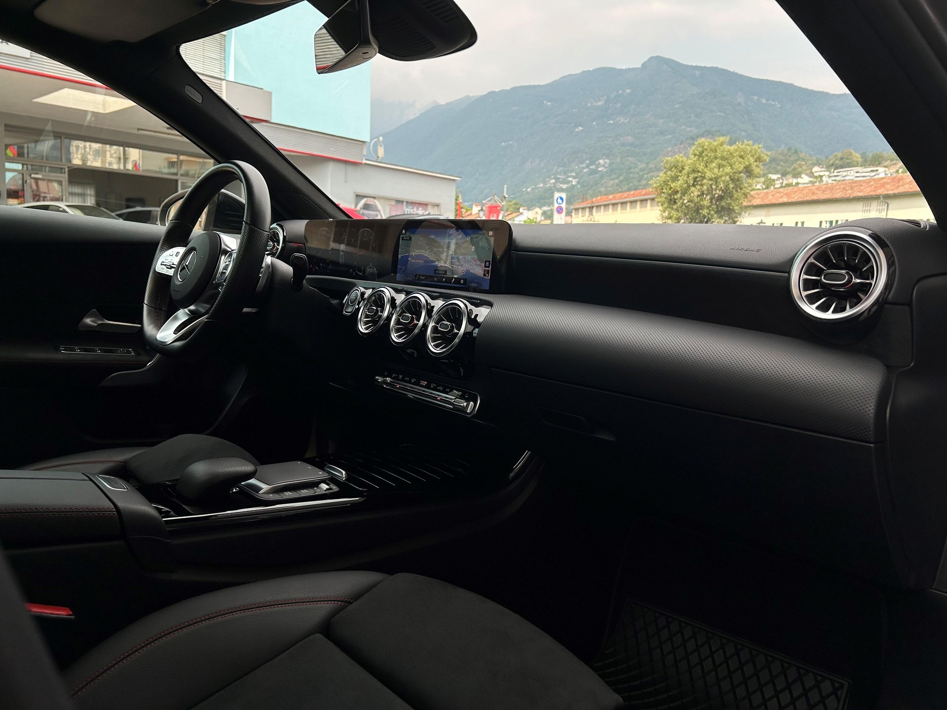 MERCEDES-BENZ A 200 AMG Line-image-16