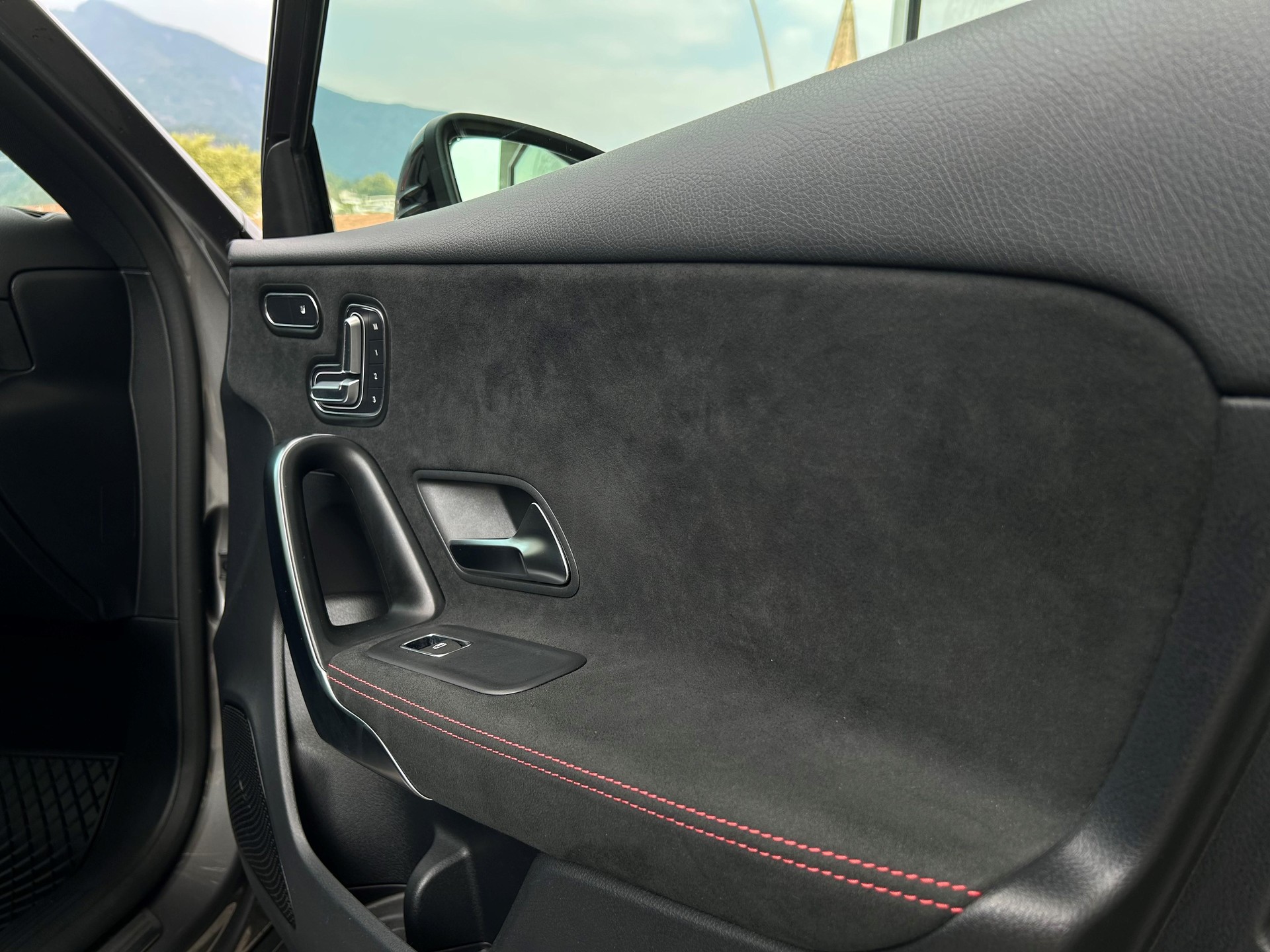 MERCEDES-BENZ A 200 AMG Line-image-13