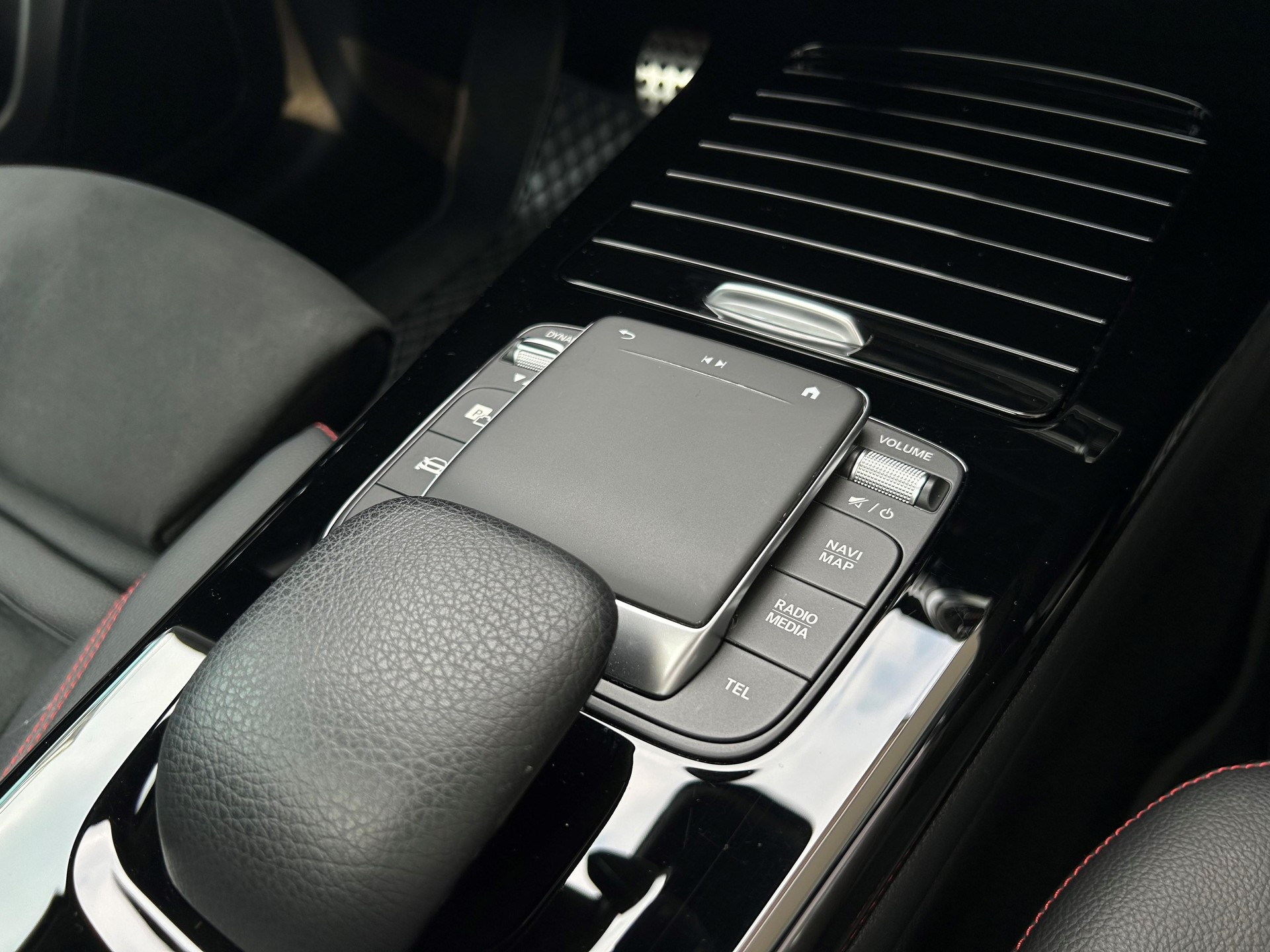 MERCEDES-BENZ A 200 AMG Line-image-12