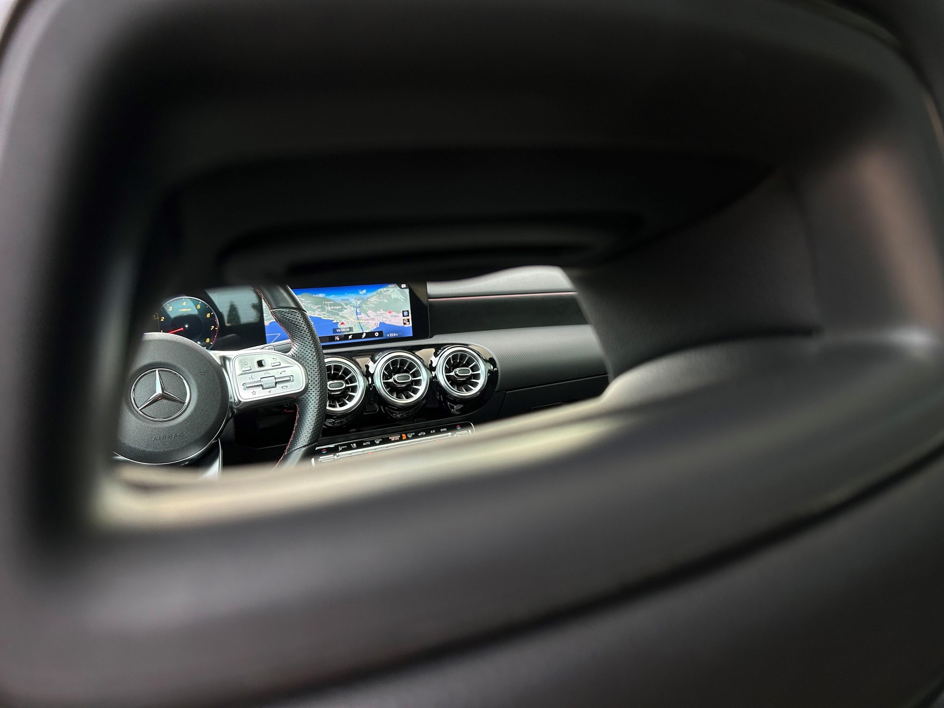 MERCEDES-BENZ A 200 AMG Line-image-8