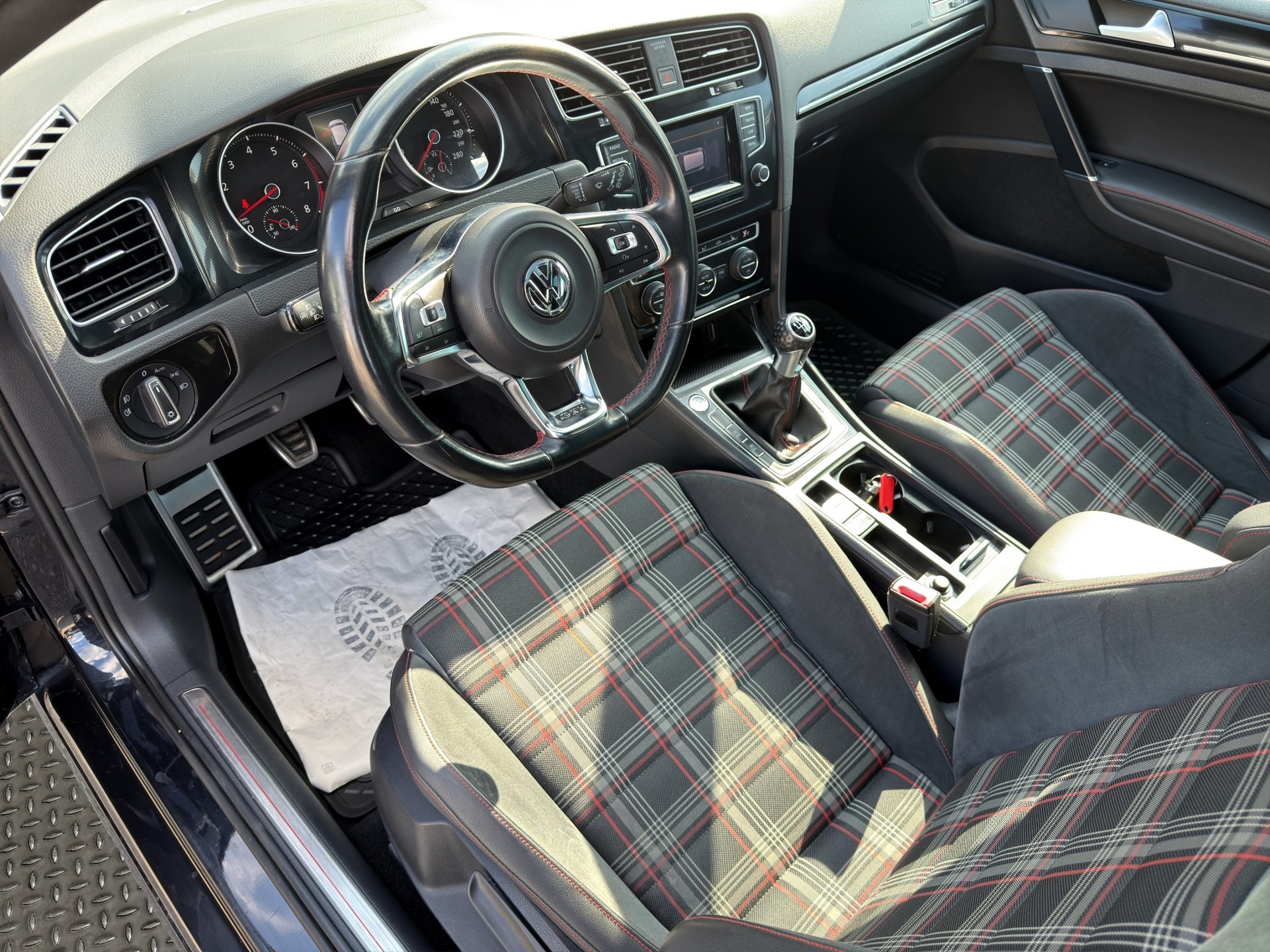 VW Golf 2.0 TSI GTI-image-12
