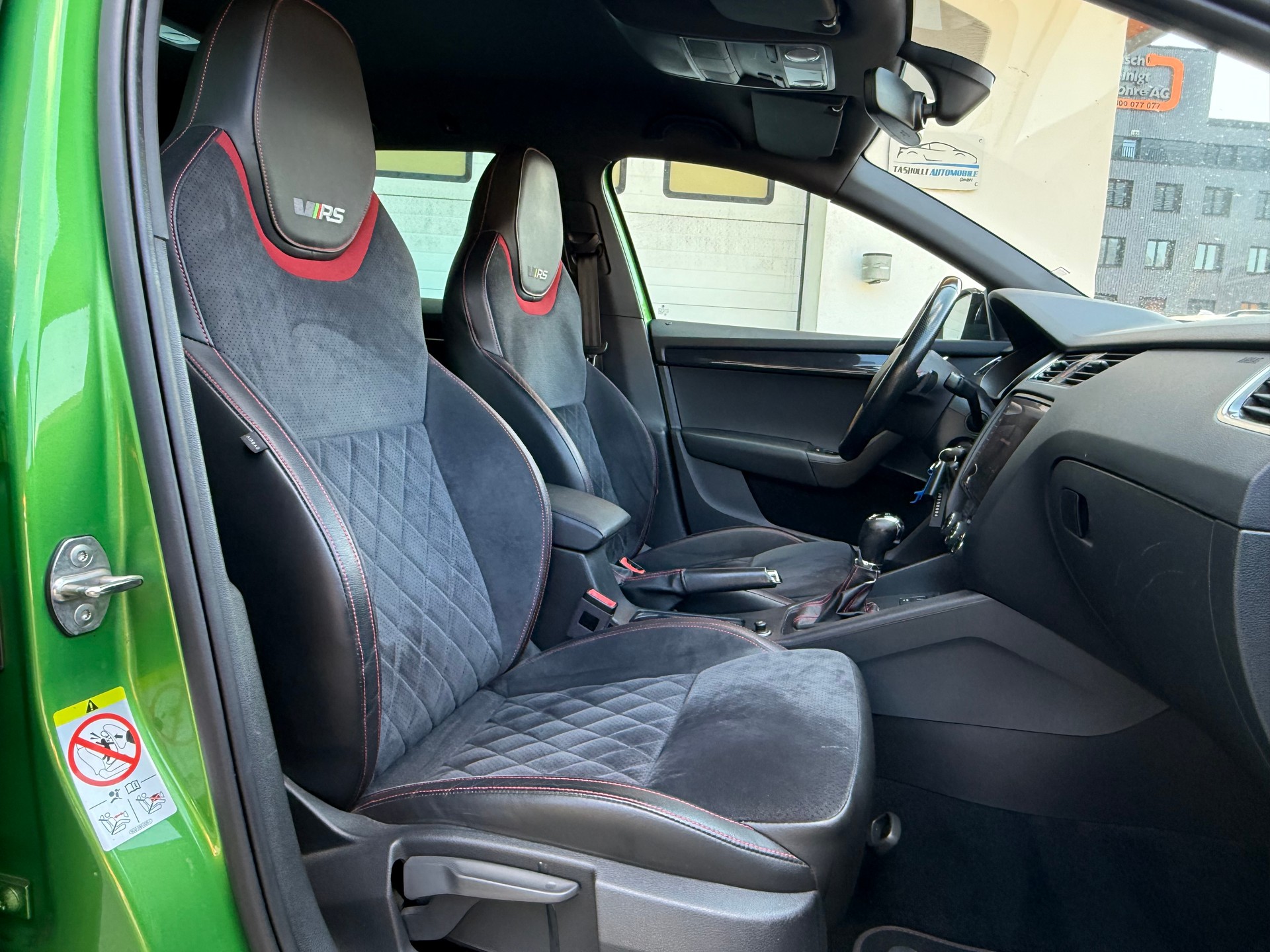 SKODA Octavia Combi 2.0 TDI RS 4x4 DSG-image-9