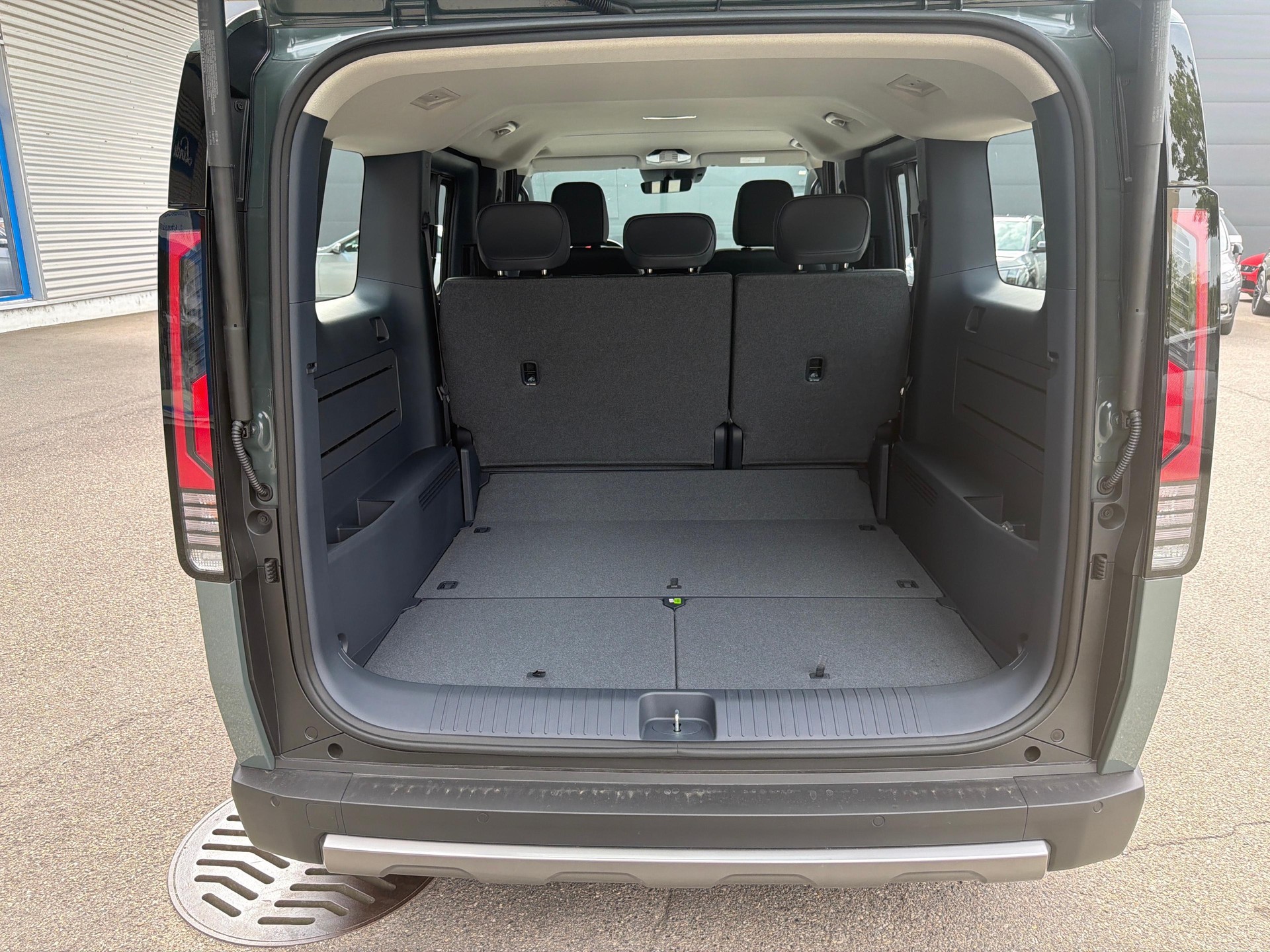 KIA PV5 Passenger 71.2 kWh Elite-image-11