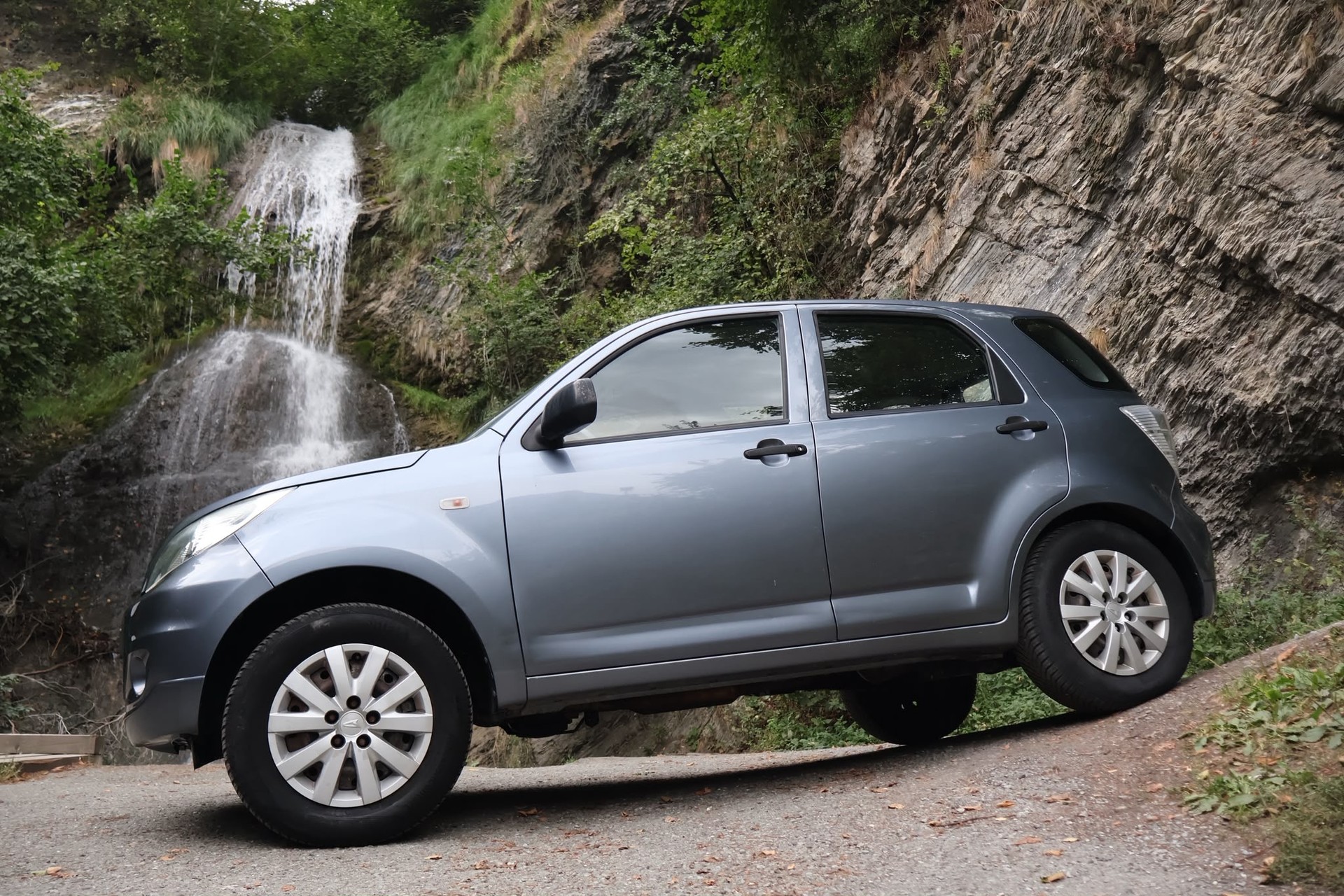DAIHATSU Terios 1.5 16V 4Seasons 4WD Automatic-showroom-element-1