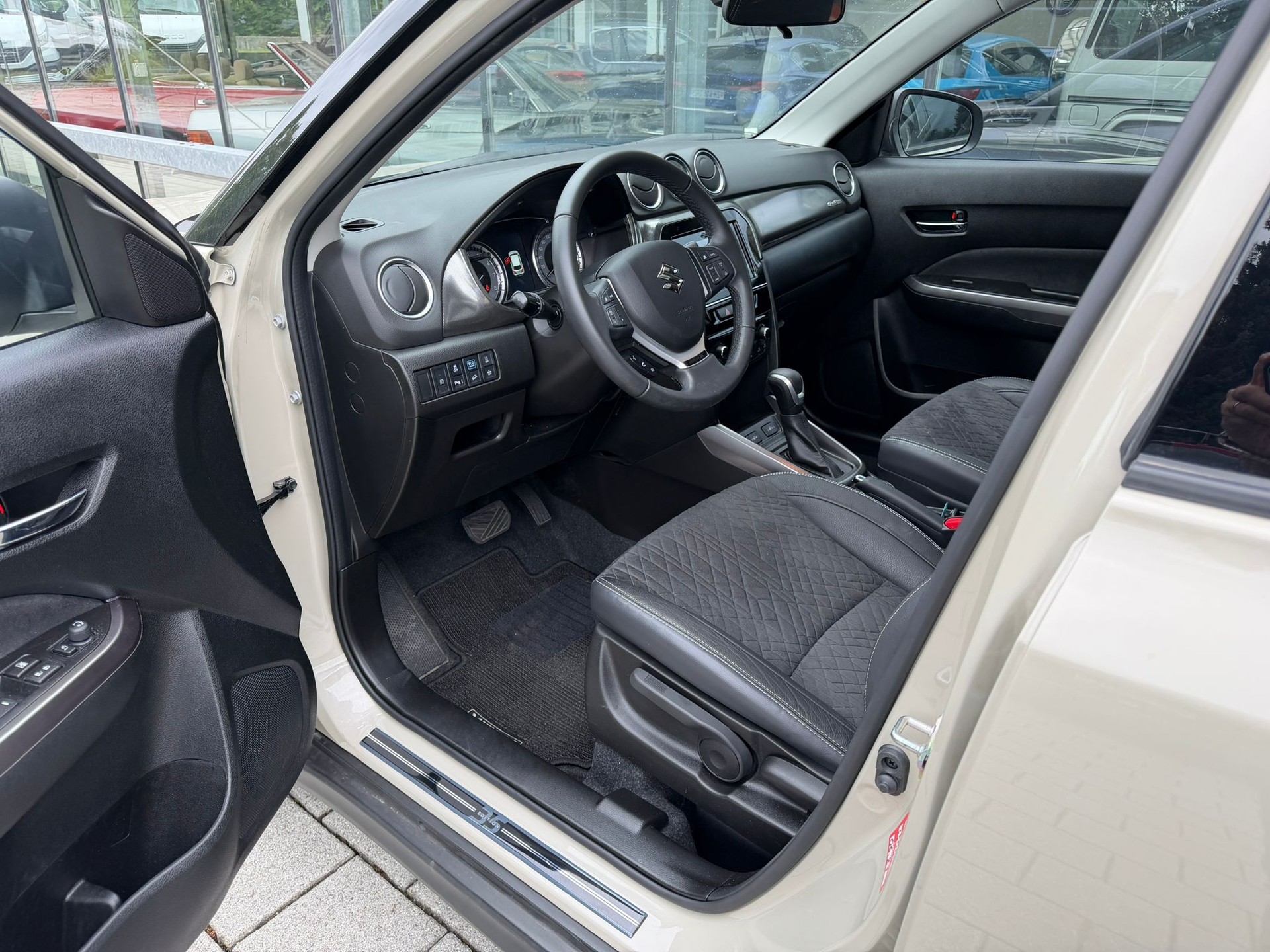 SUZUKI Vitara 1.5 Hybrid Edition 35 4x4 AGS-image-6