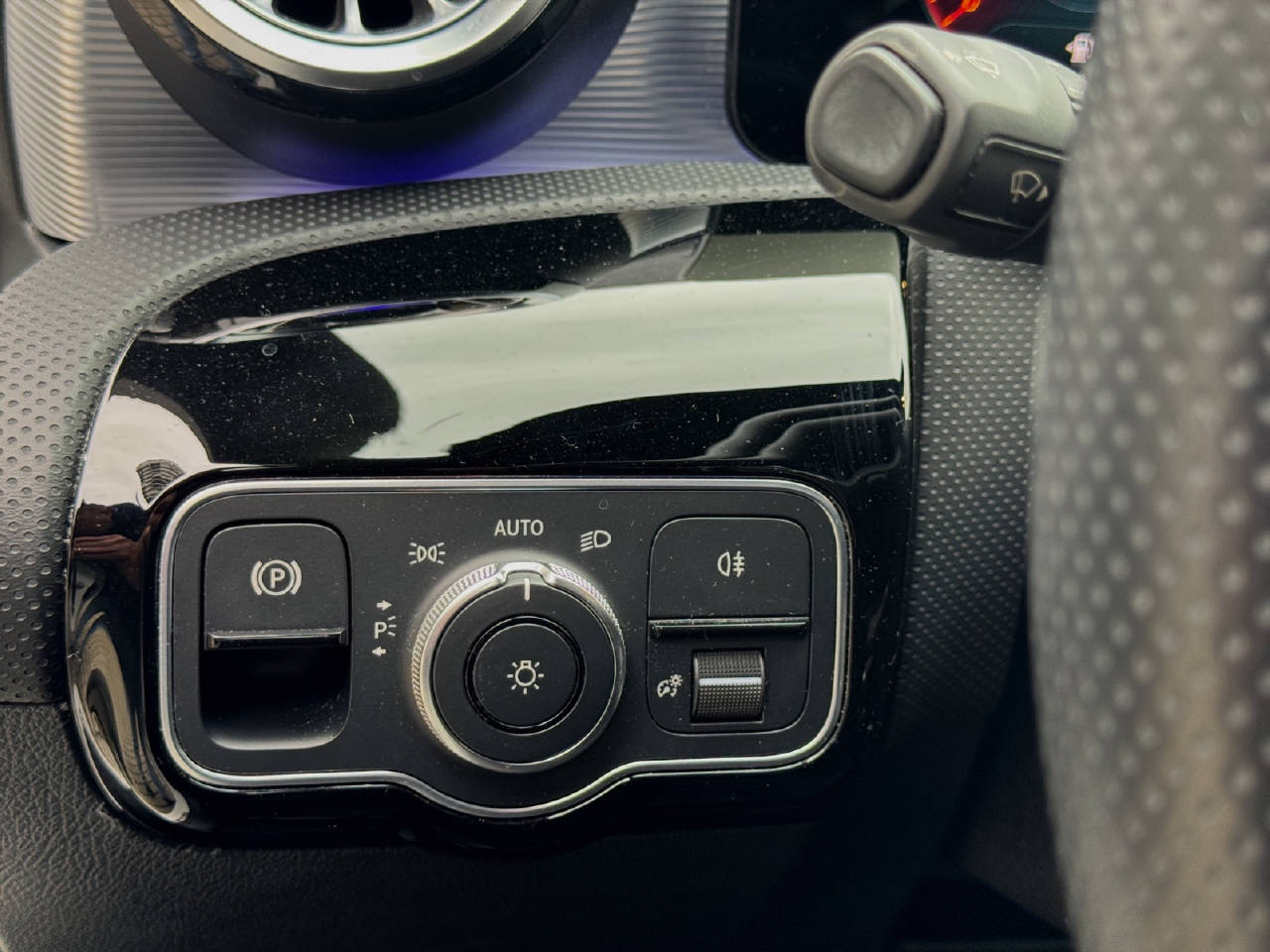 MERCEDES-BENZ A 180 AMG Line-image-16