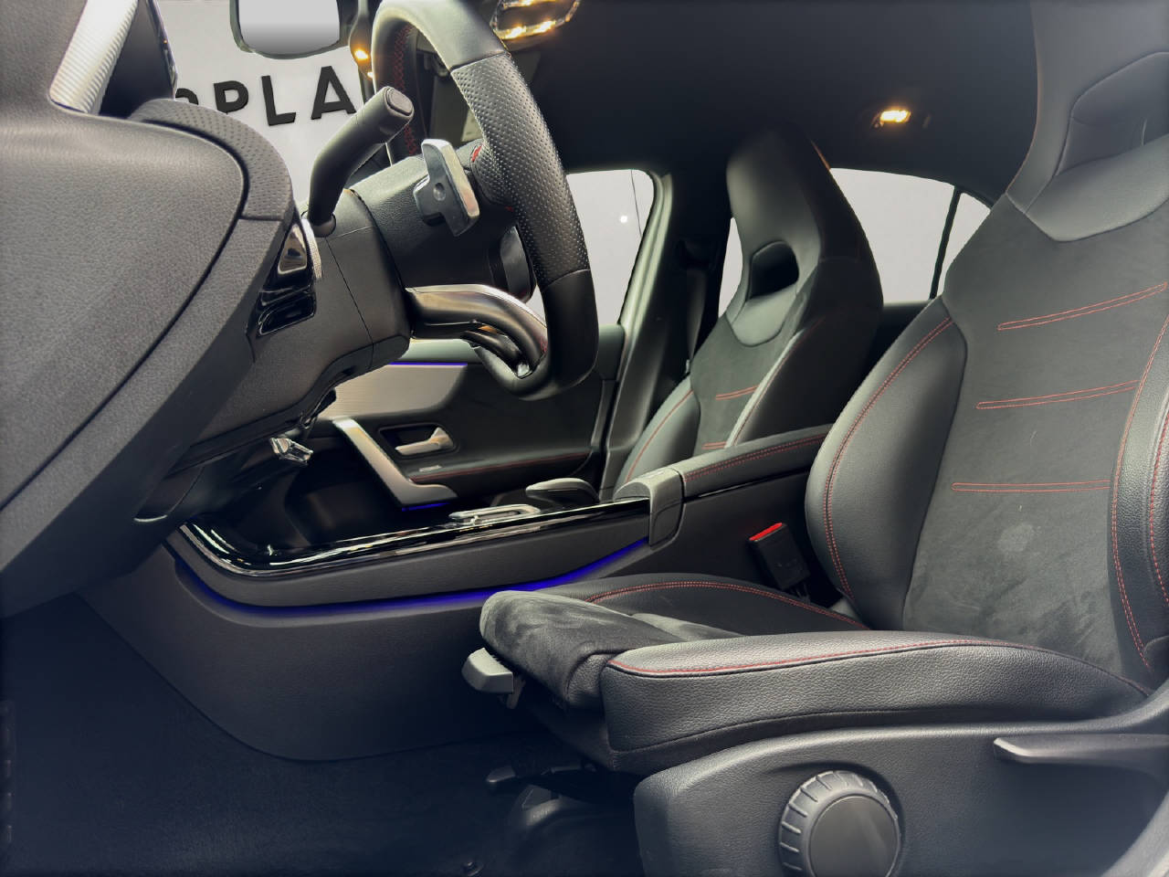 MERCEDES-BENZ A 180 AMG Line-image-12