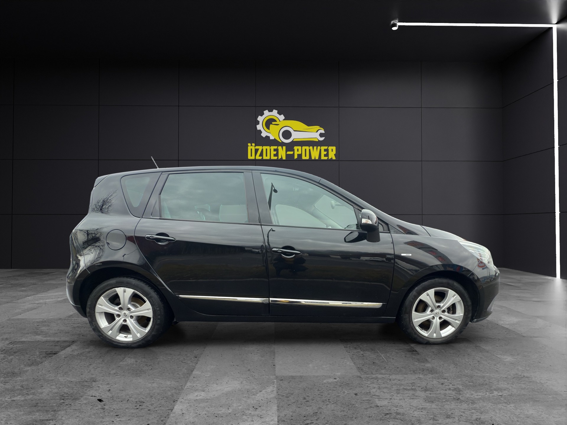 RENAULT EDC / Rückfahrkamera // Bose-showroom-element-3