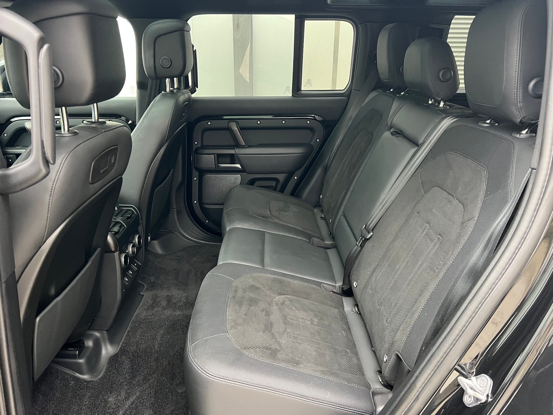 LAND ROVER Defender 110 525 V8 5.0 AT8-image-17