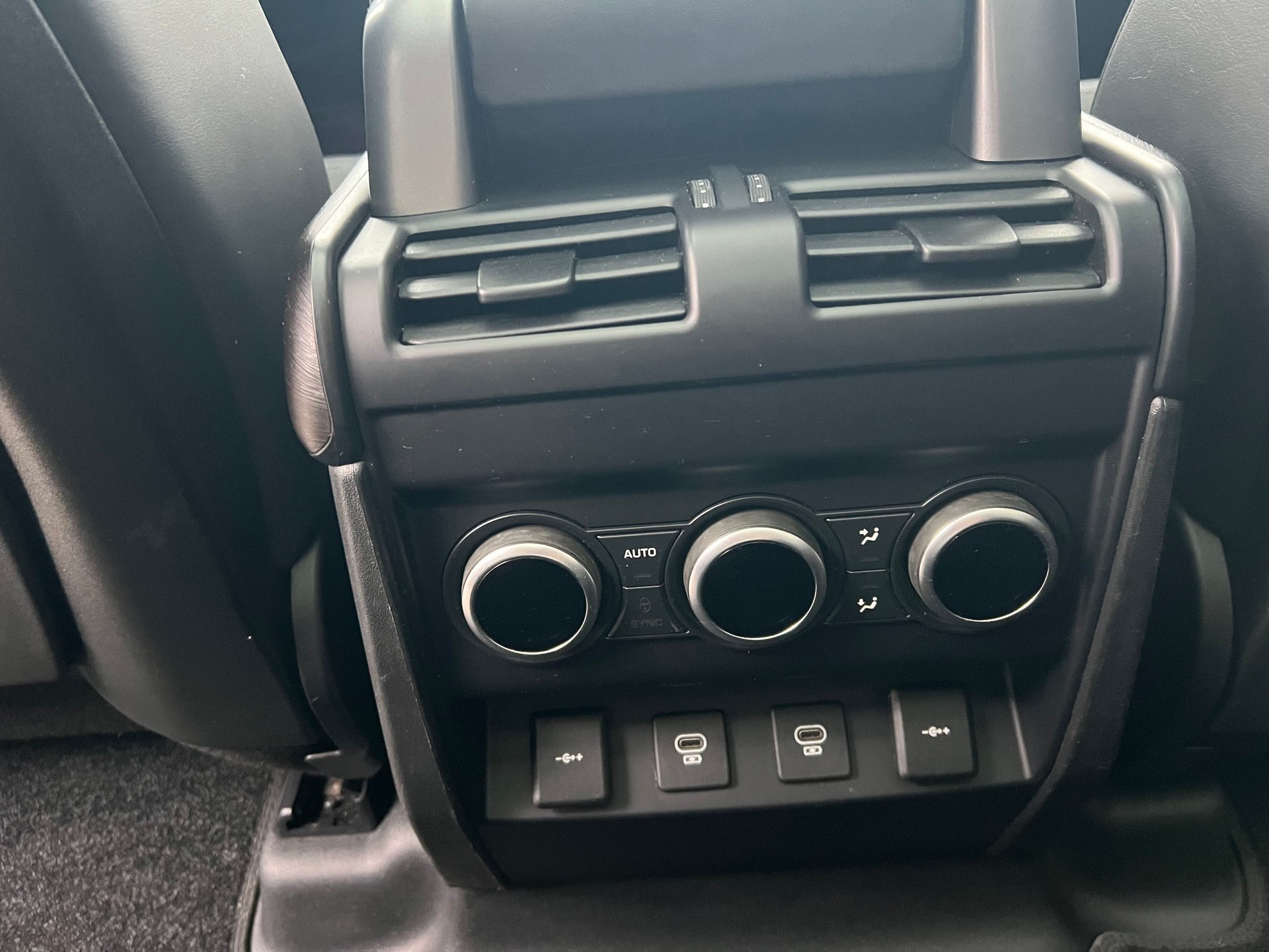 LAND ROVER Defender 110 525 V8 5.0 AT8-image-19