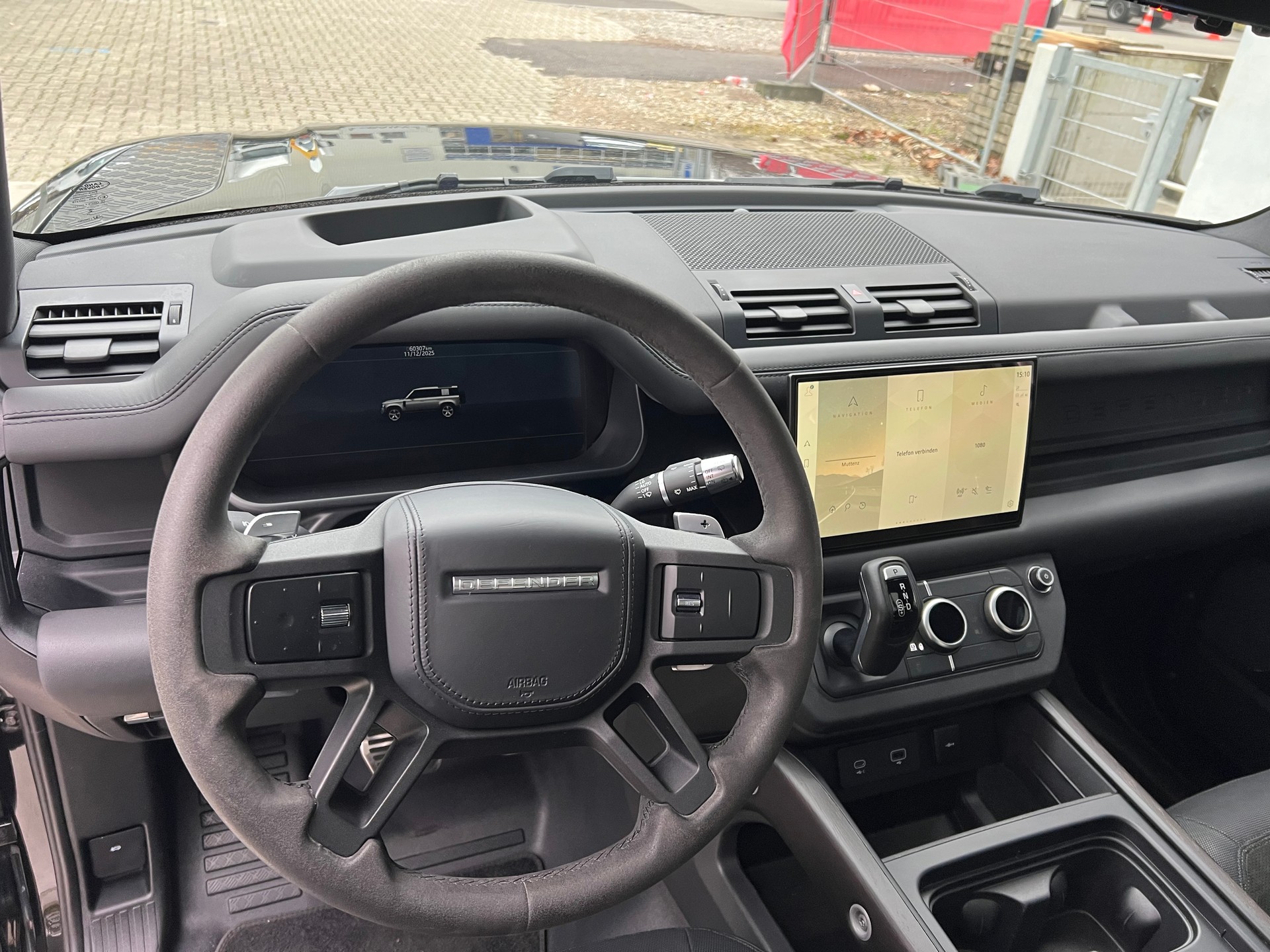 LAND ROVER Defender 110 525 V8 5.0 AT8-image-12