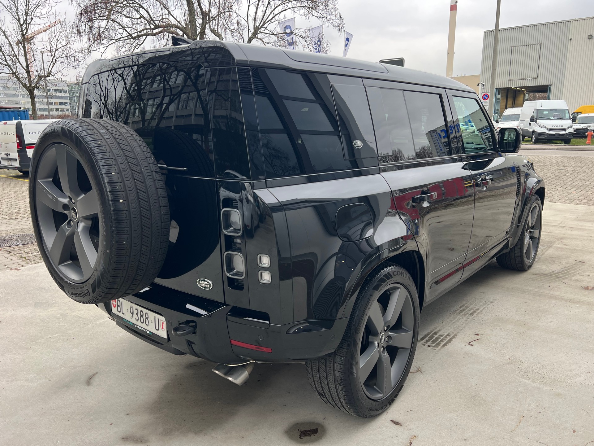 LAND ROVER Defender 110 525 V8 5.0 AT8-image-4