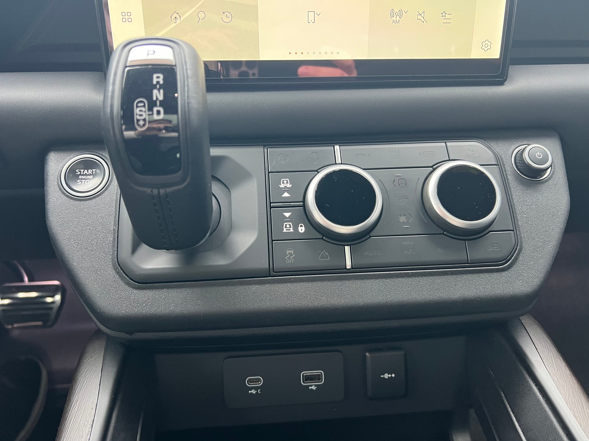 LAND ROVER Defender 110 525 V8 5.0 AT8-image-16