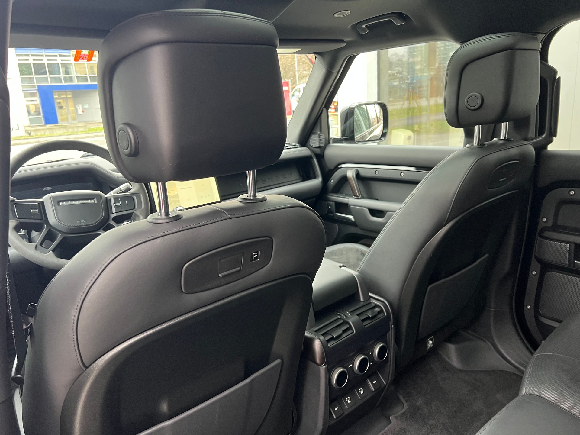 LAND ROVER Defender 110 525 V8 5.0 AT8-image-18