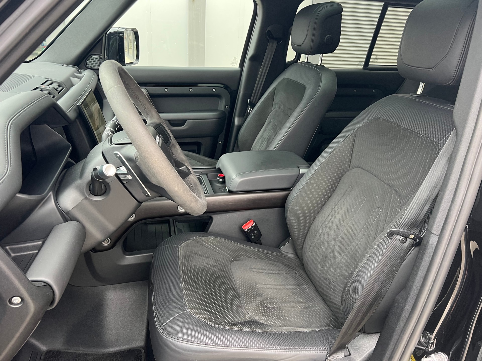 LAND ROVER Defender 110 525 V8 5.0 AT8-image-10