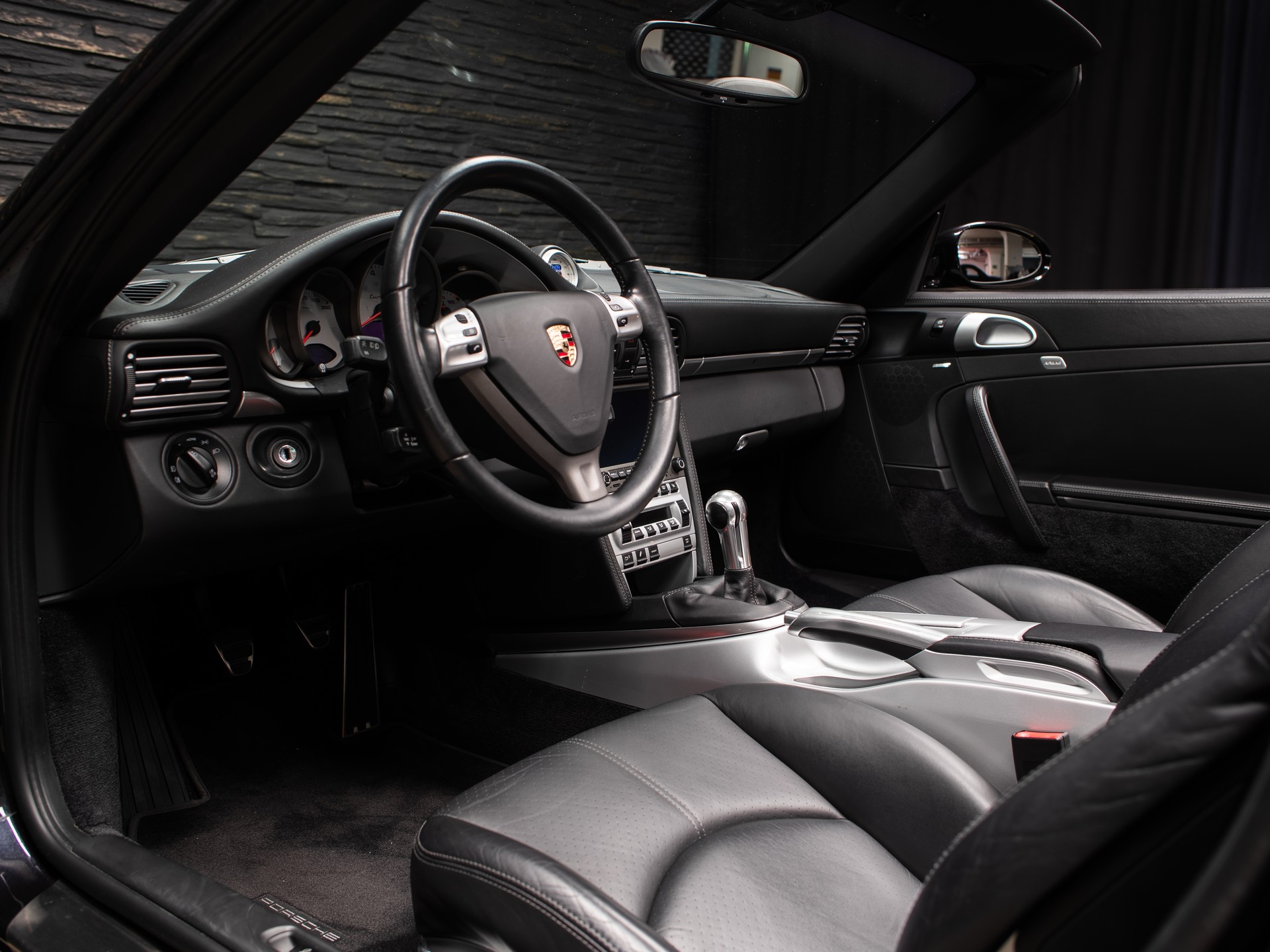 PORSCHE 911 Turbo Cabriolet-image-28