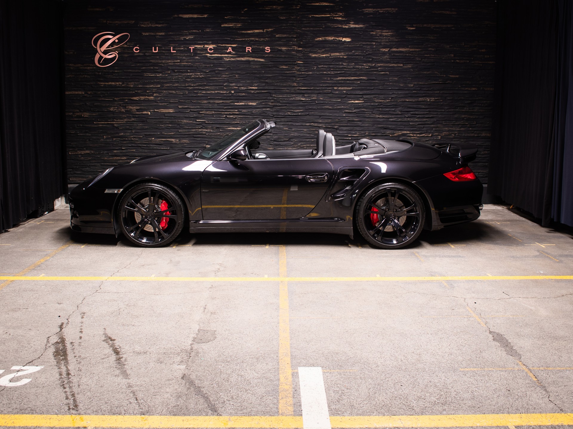 PORSCHE 911 Turbo Cabriolet-showroom-element-2