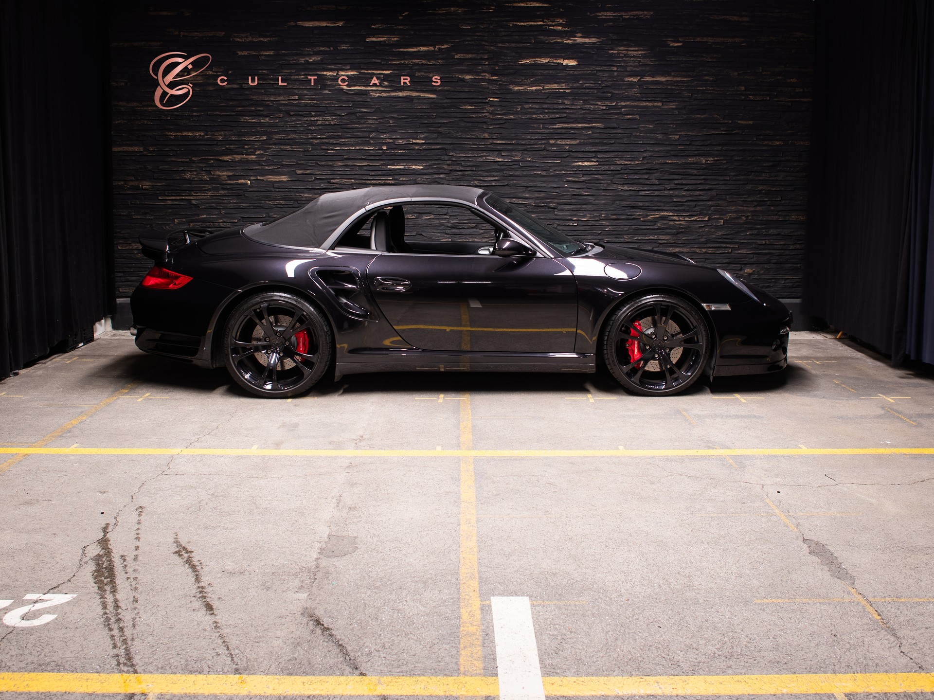PORSCHE 911 Turbo Cabriolet-showroom-element-1