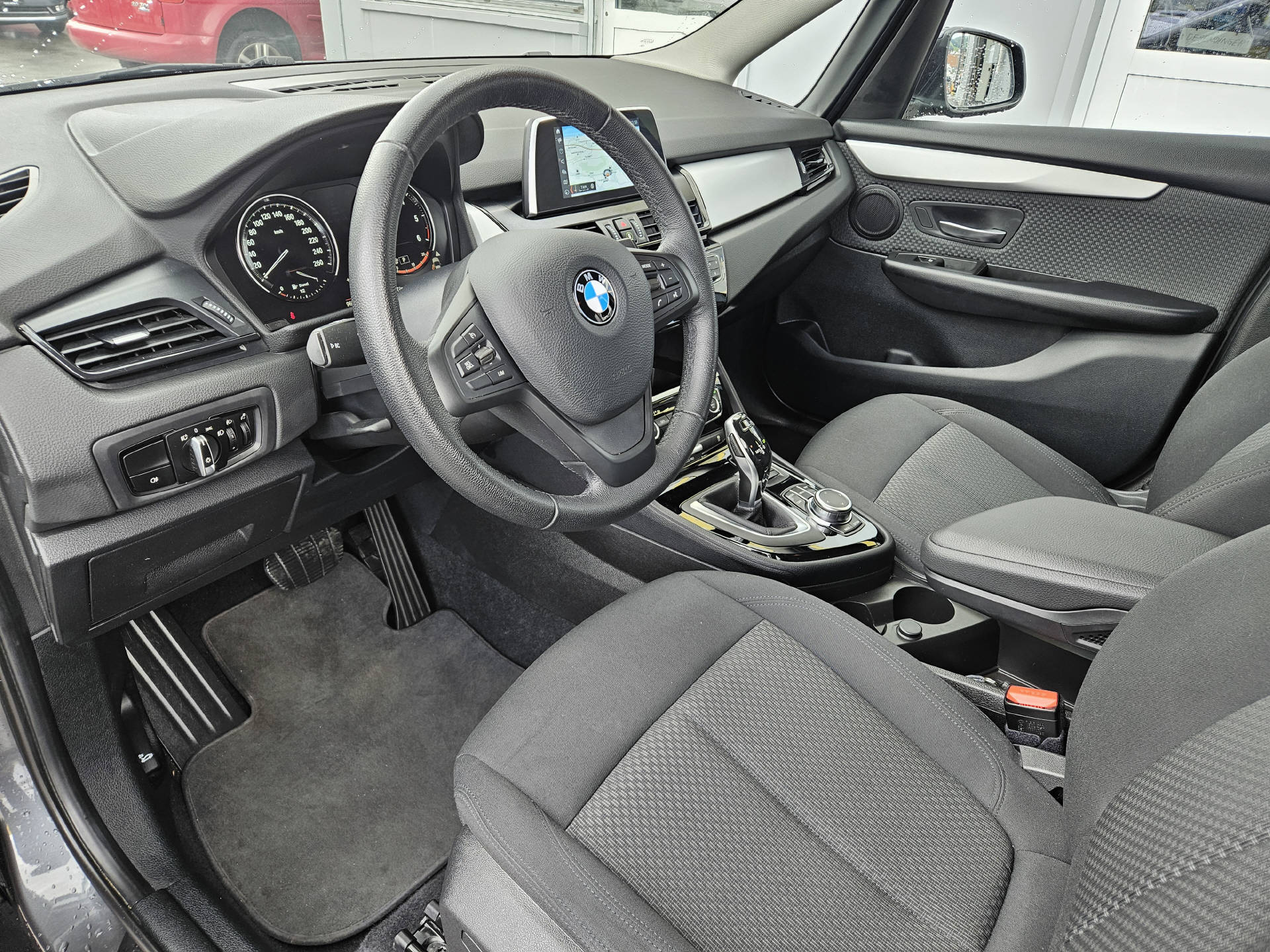 BMW 218d Gran Tourer-image-16