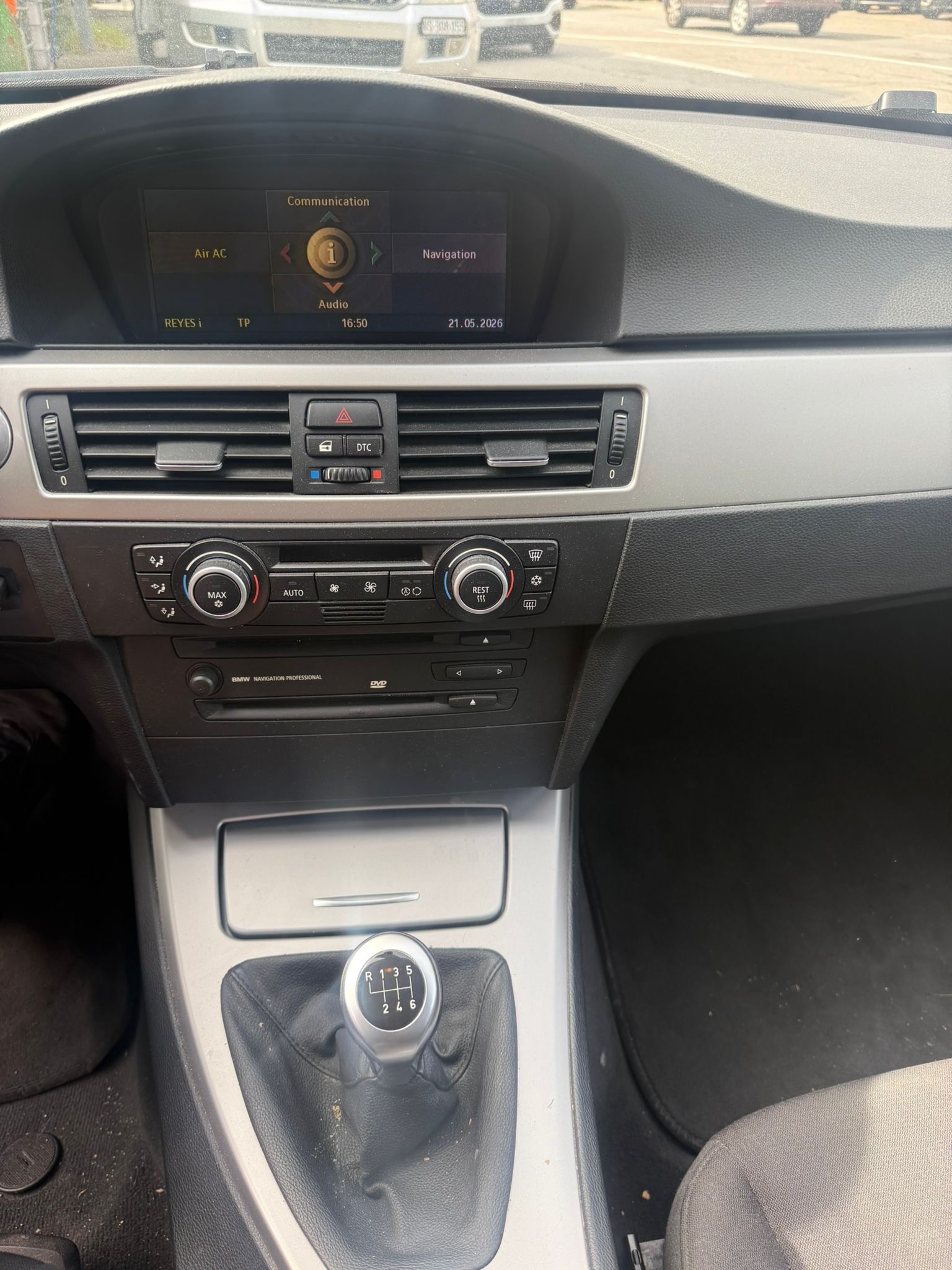 BMW 320i Touring Access-image-10