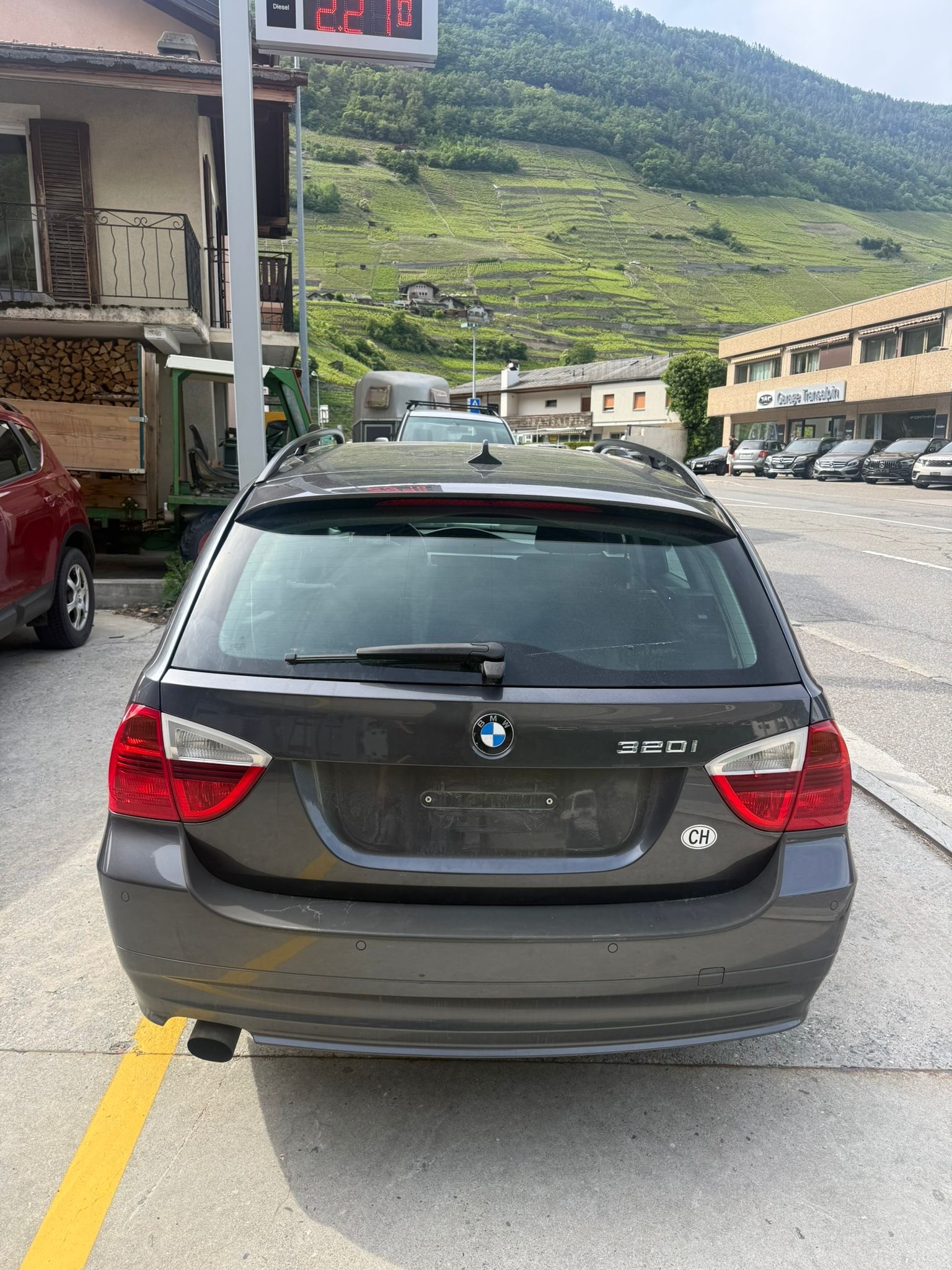 BMW 320i Touring Access-image-4