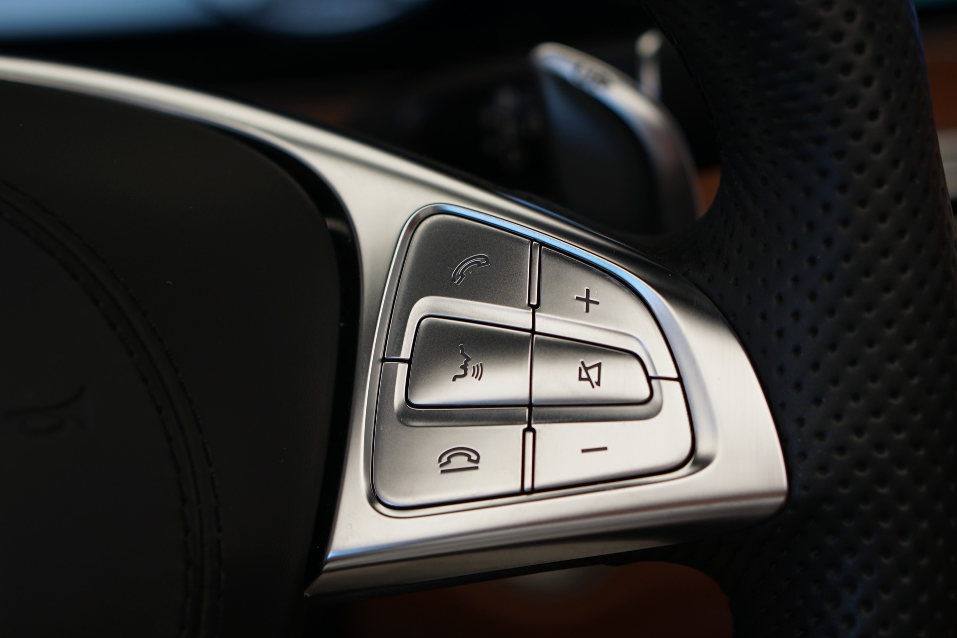 MERCEDES-BENZ S 63 AMG Cabriolet 4Matic Speedshift MCT *CH-Fahrzeug* *Designo Mokkaschwarz* *Swarowski*-image-27