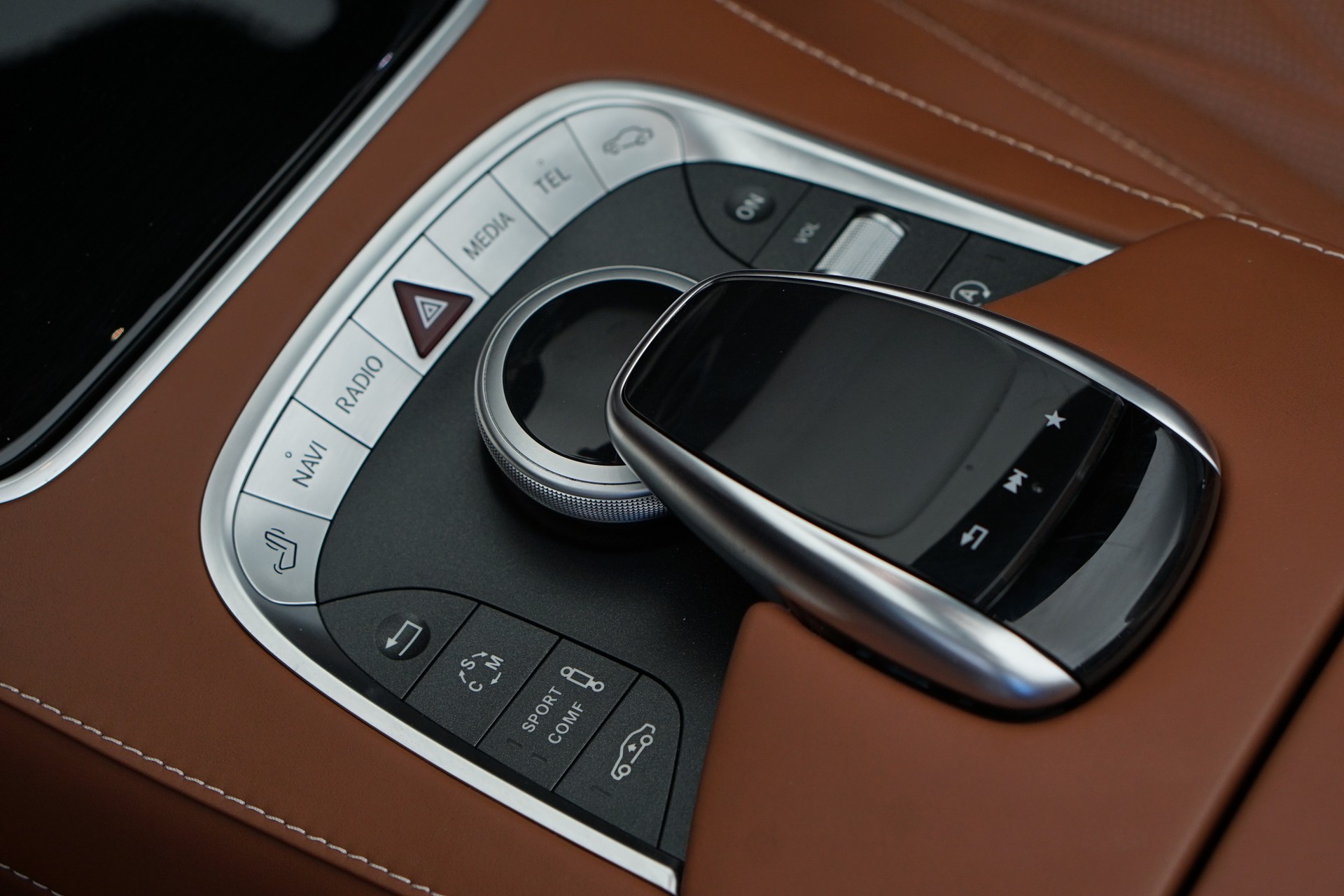 MERCEDES-BENZ S 63 AMG Cabriolet 4Matic Speedshift MCT *CH-Fahrzeug* *Designo Mokkaschwarz* *Swarowski*-image-32