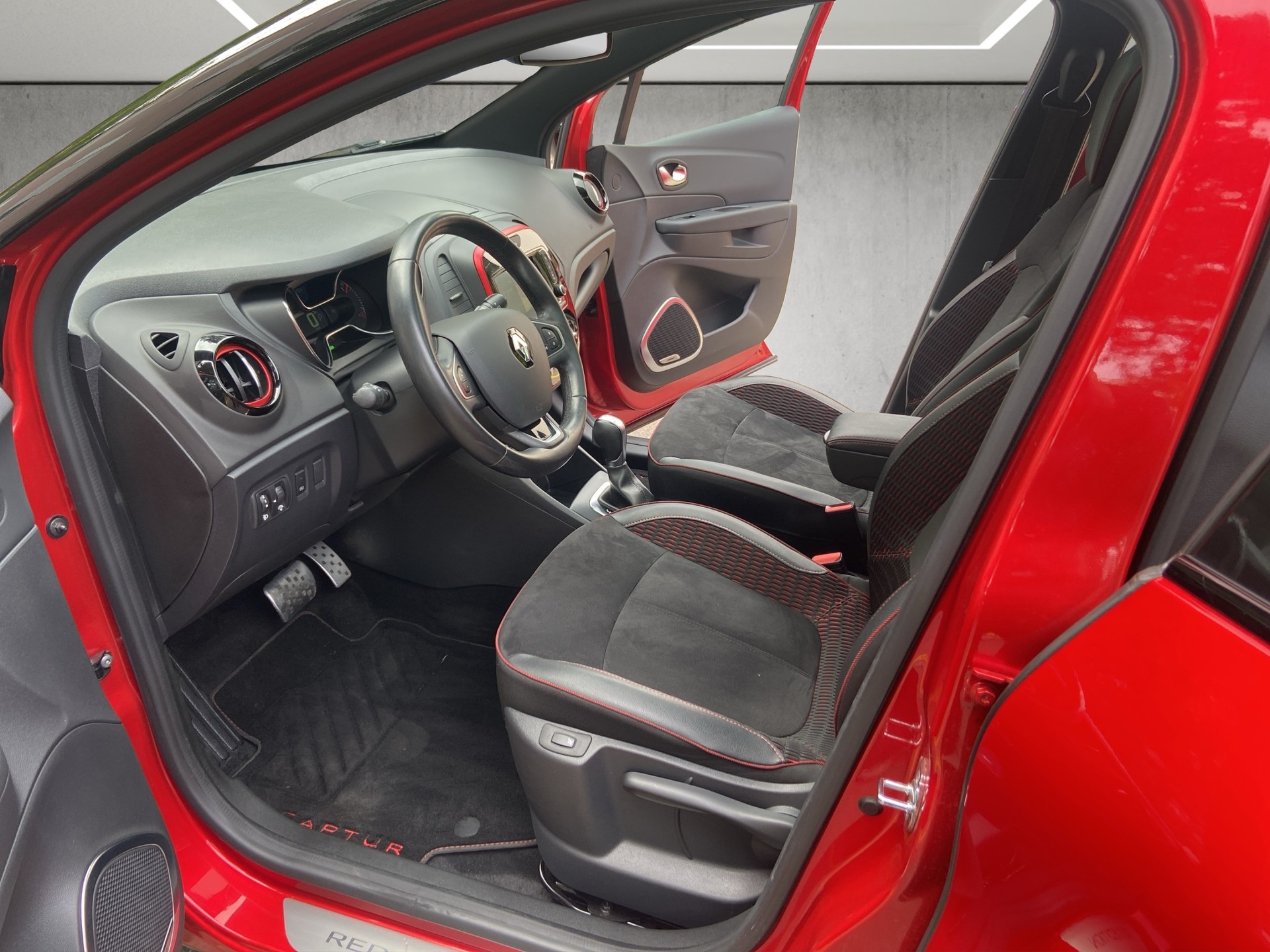 RENAULT Captur 1.3 T 16V Red Edition EDC-image-6