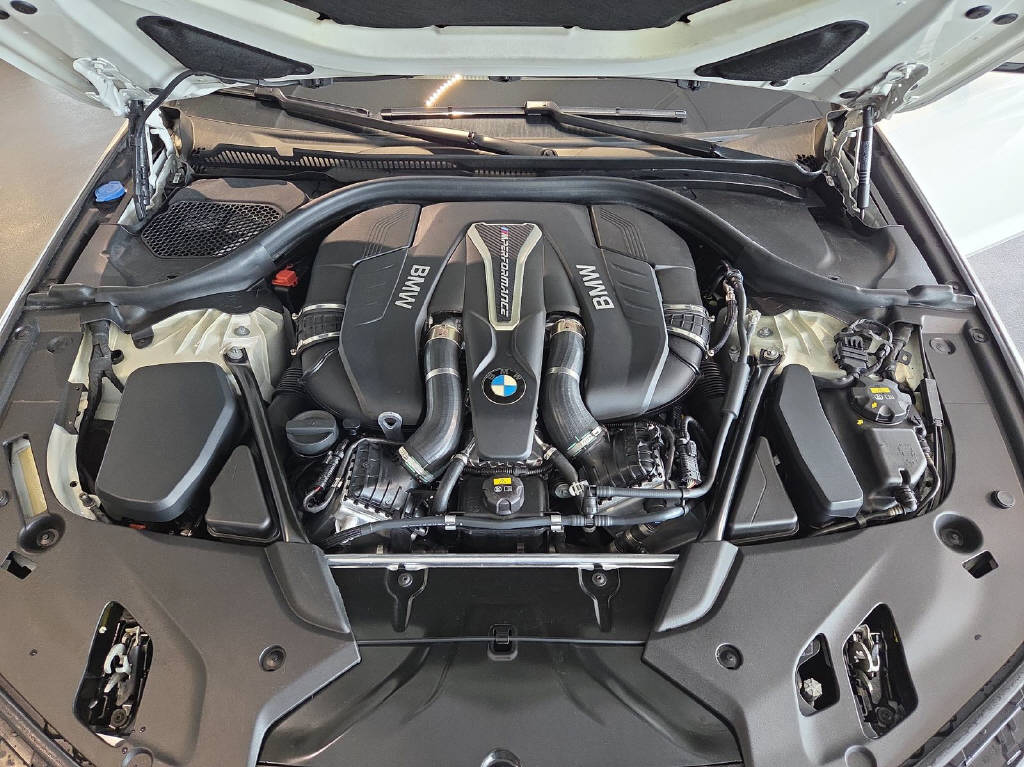 BMW M550i xDrive SAG-image-12