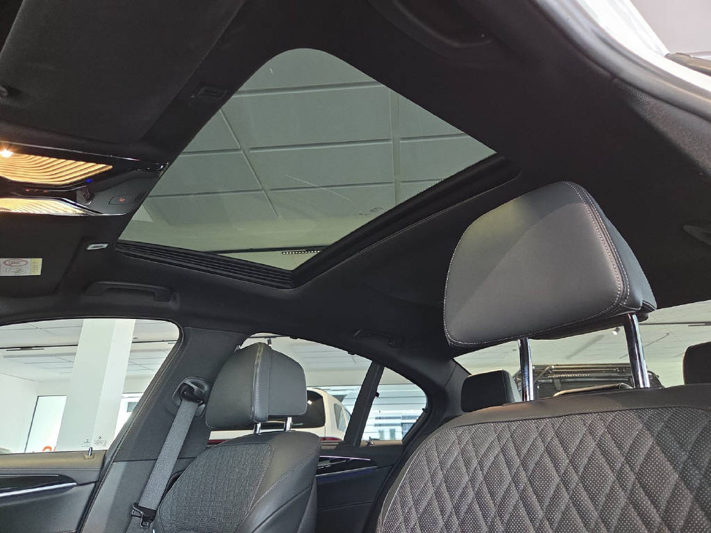 BMW M550i xDrive SAG-image-7