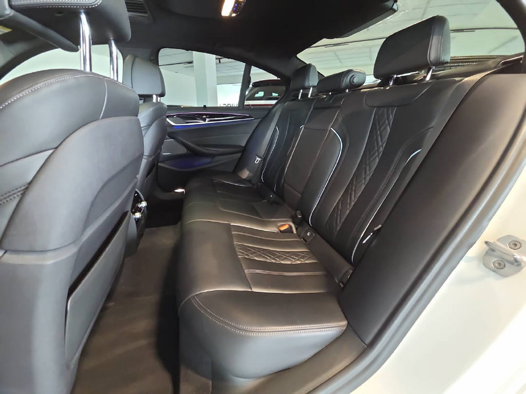 BMW M550i xDrive SAG-image-10