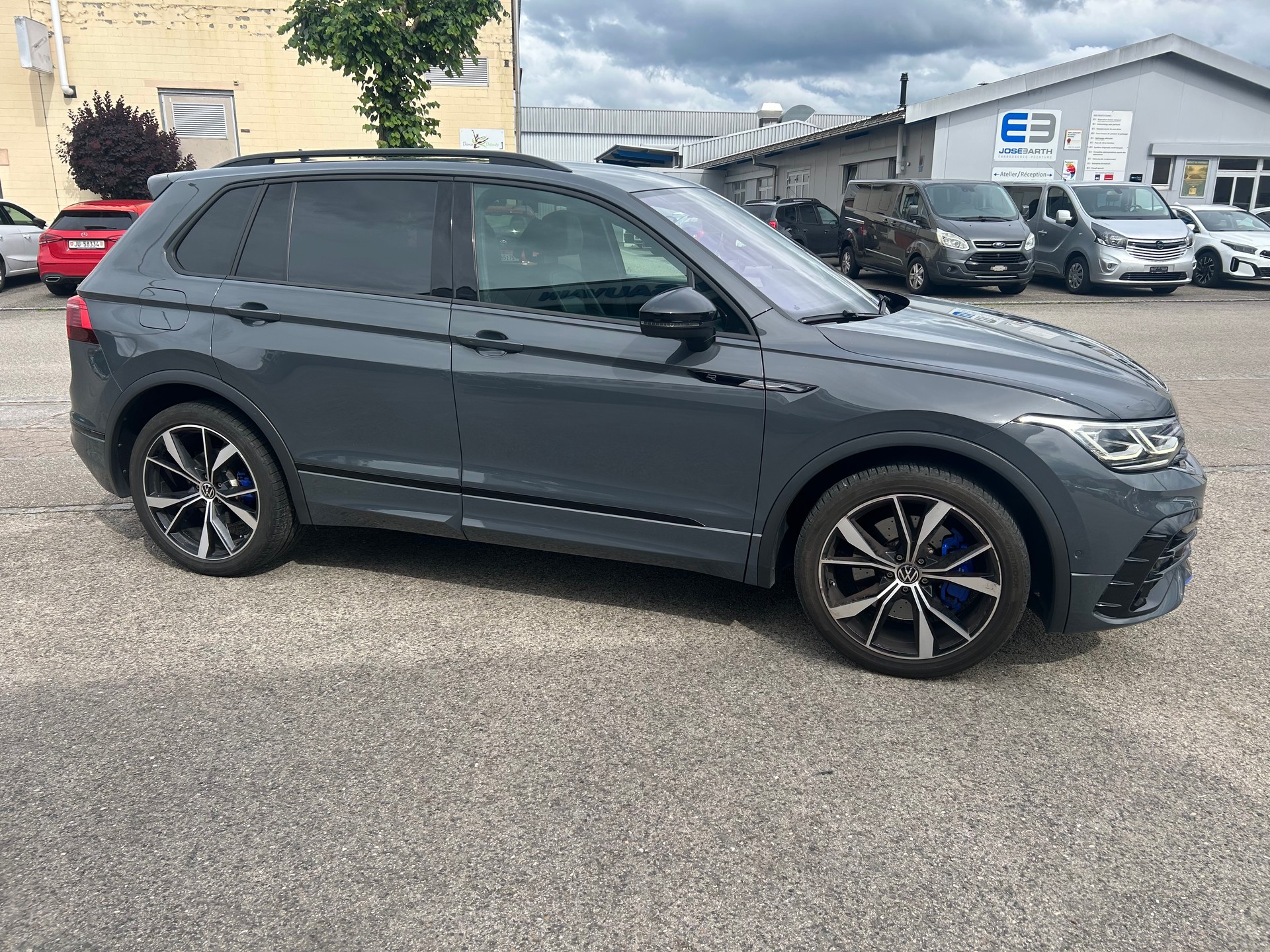 VW Tiguan 2.0TSI R 4Motion DSG-image-3